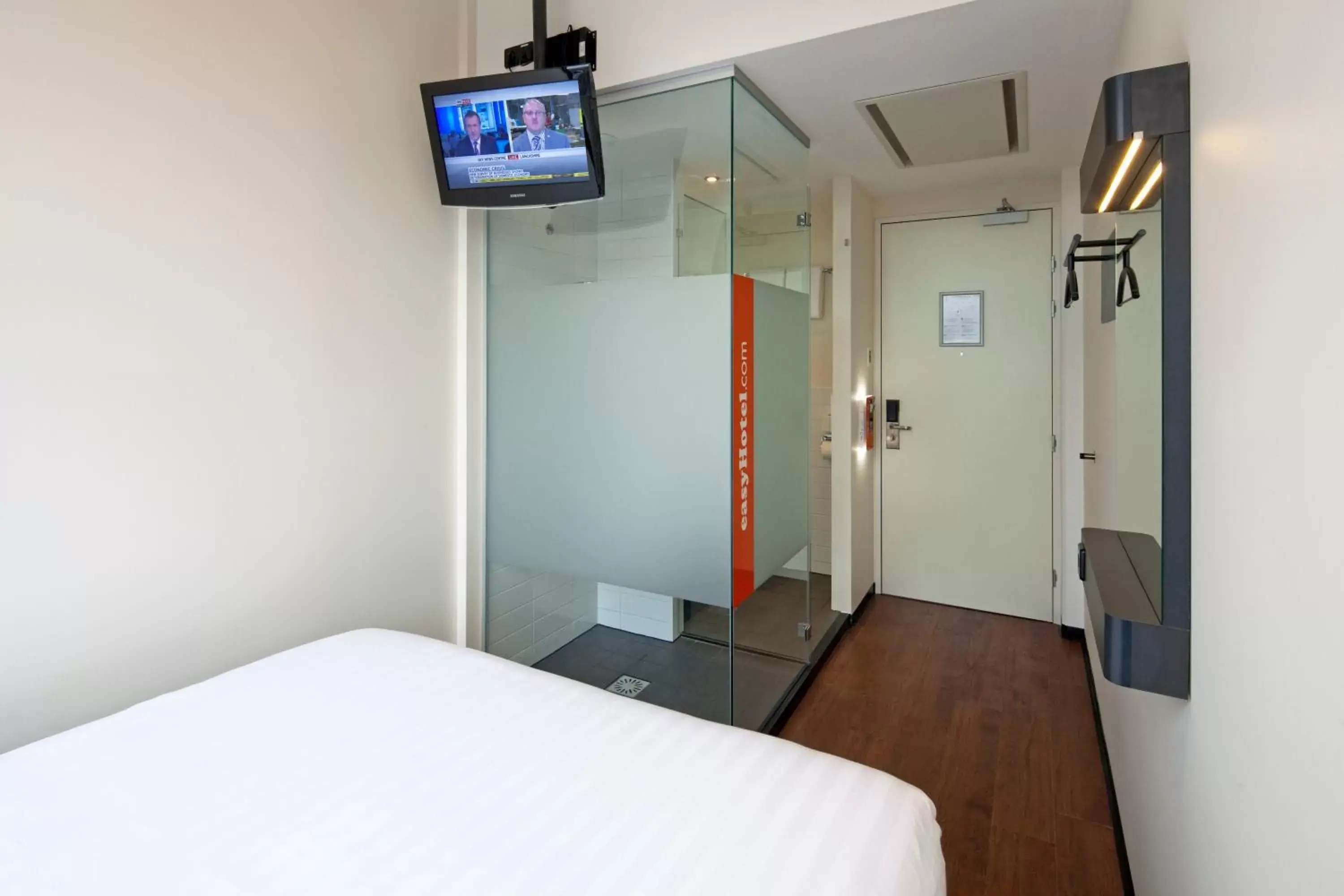 Photo of the whole room, TV/Entertainment Center in easyHotel Amsterdam City Centre South