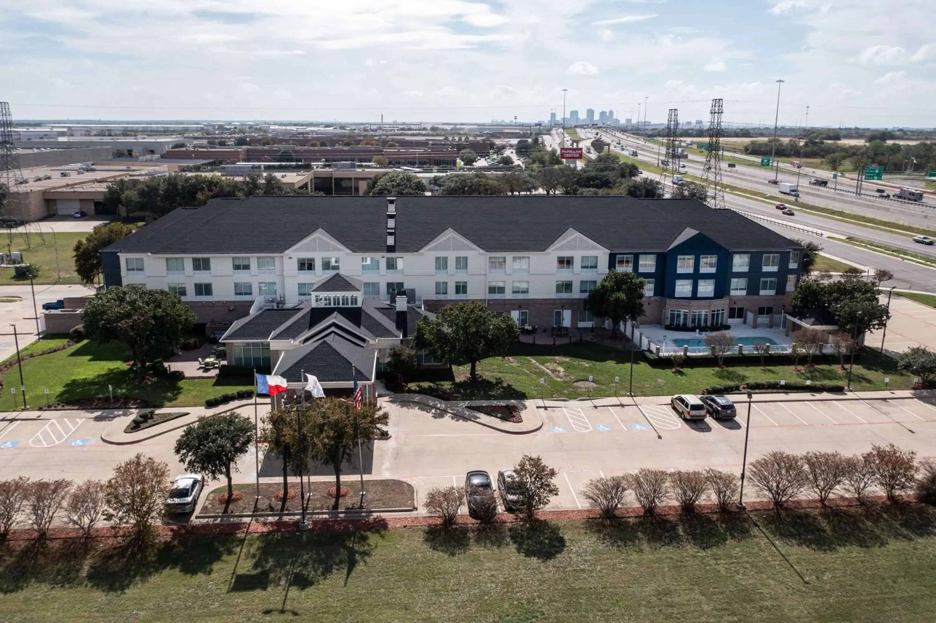 Property building in Hilton Garden Inn Fort Worth/Fossil Creek