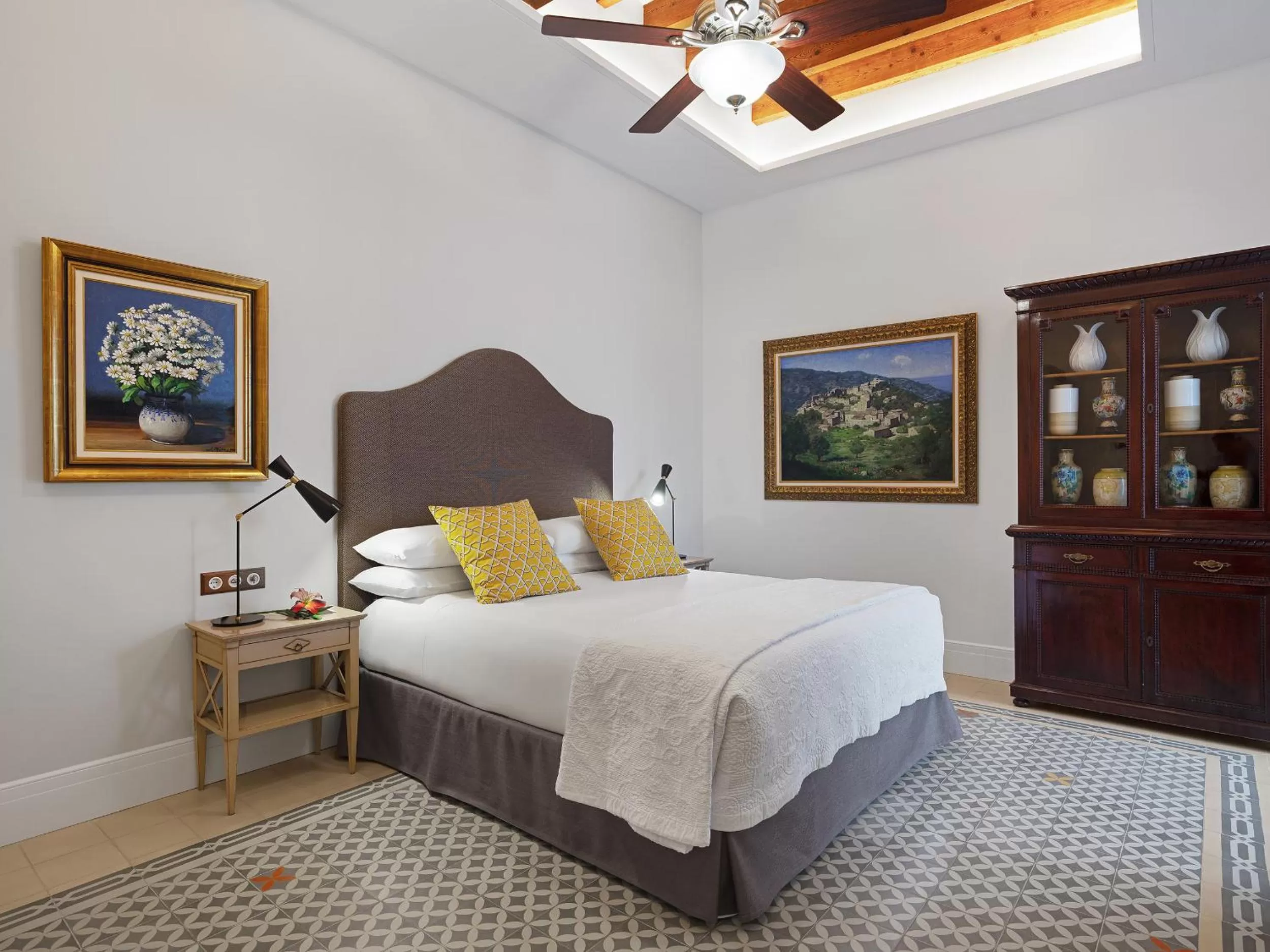 Photo of the whole room, Bed in Hotel Gloria de Sant Jaume