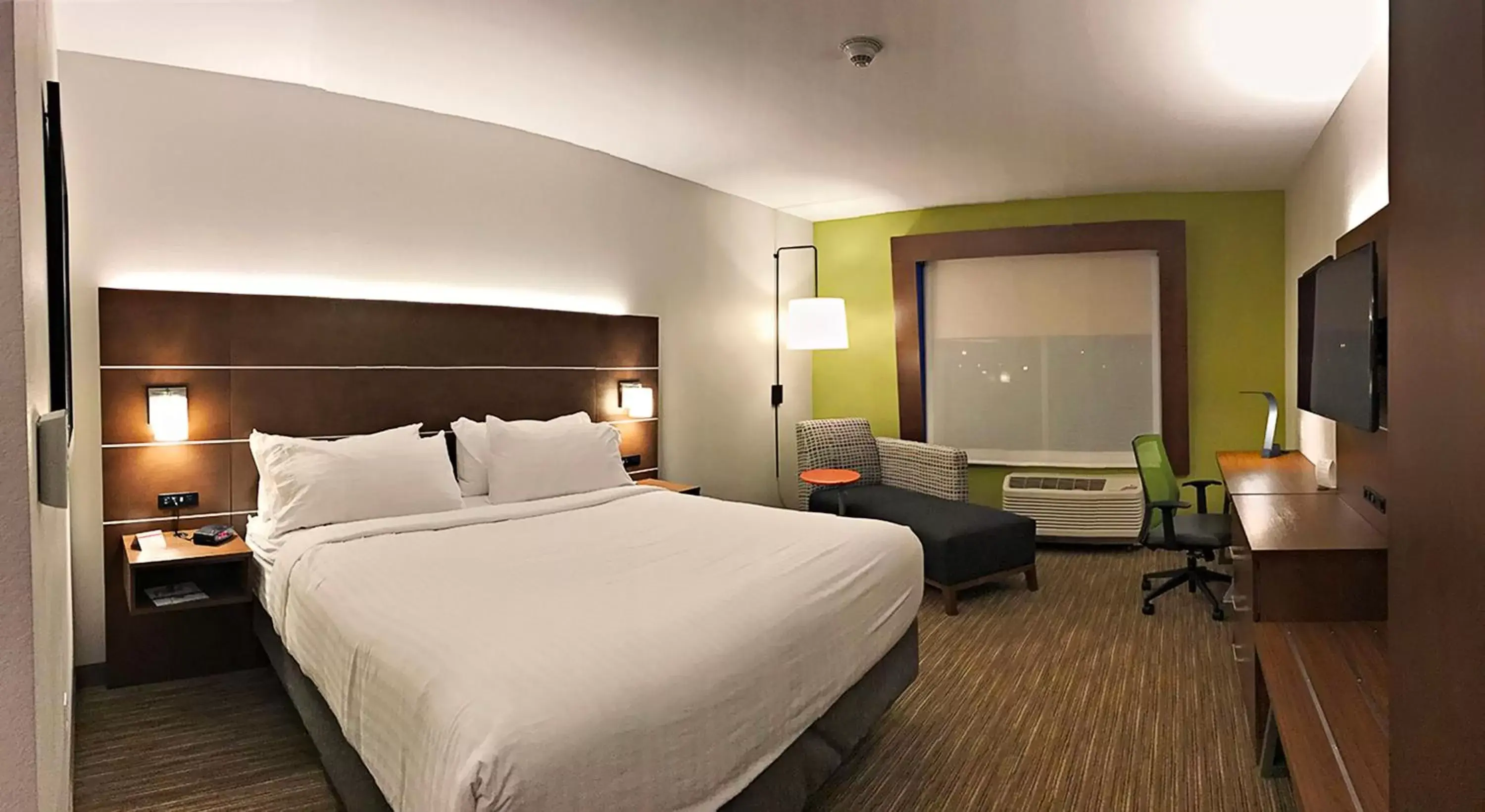 Photo of the whole room, Bed in Holiday Inn Express & Suites - Sterling, an IHG Hotel