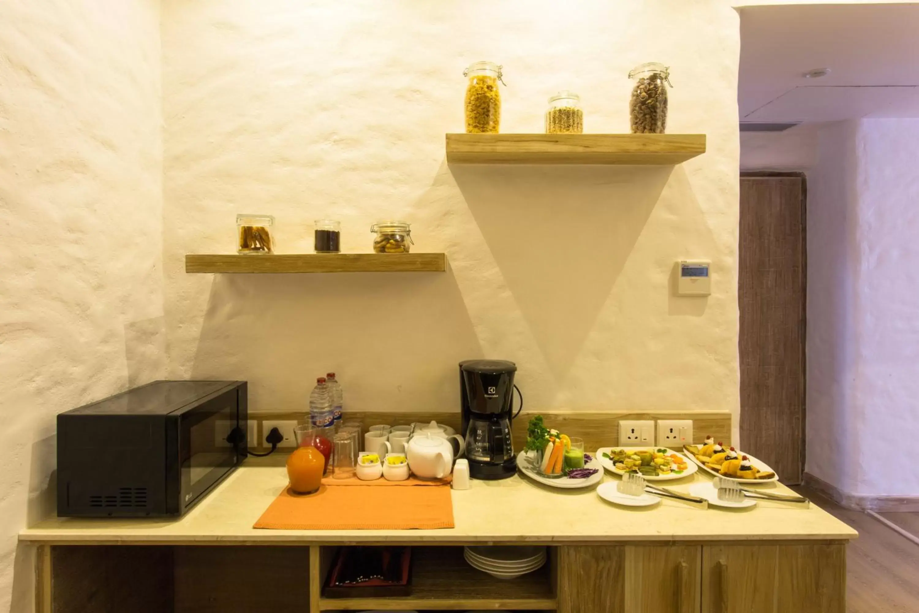 Coffee/tea facilities, Kitchen/Kitchenette in Hotel Barahi