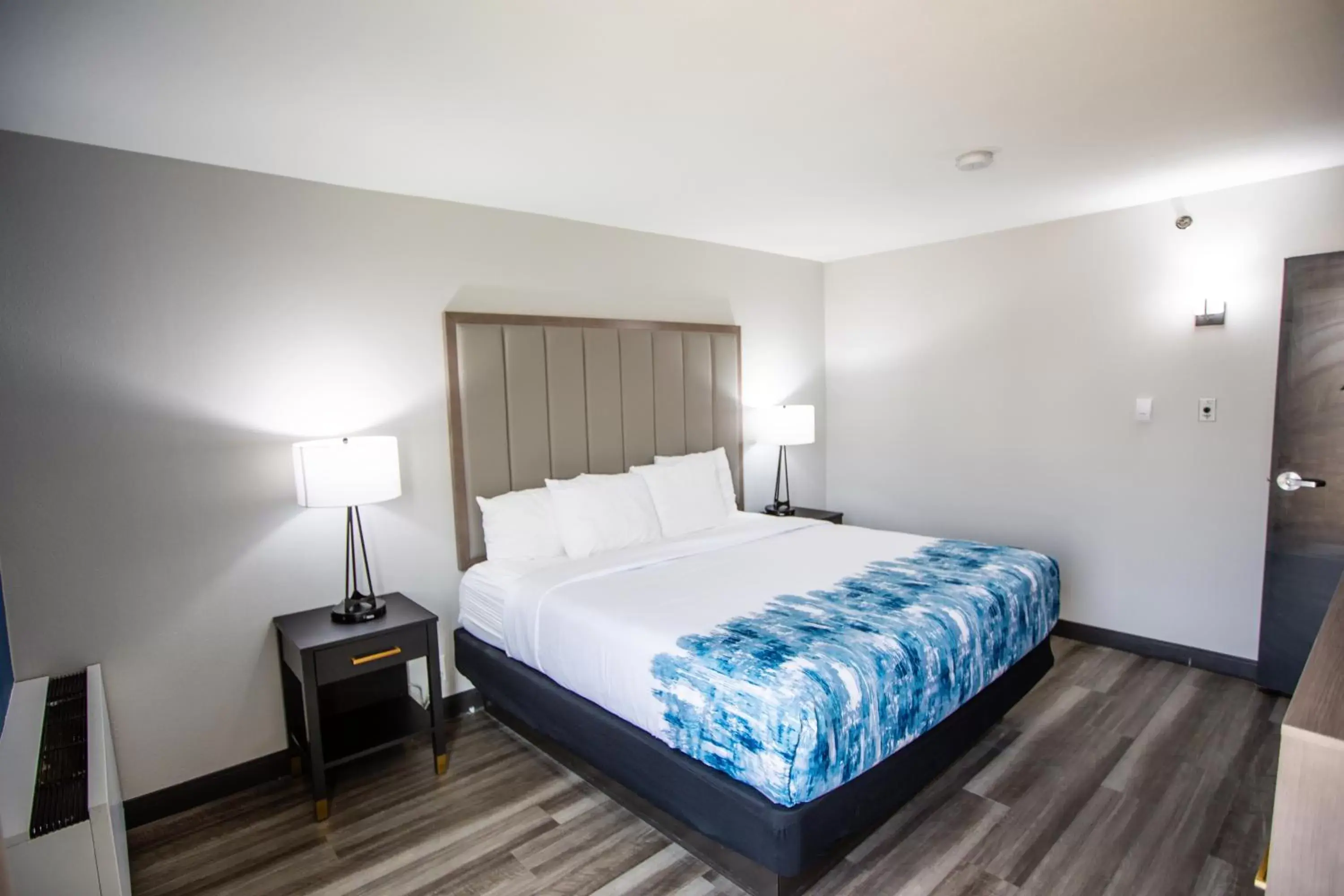 Bed in La Quinta by Wyndham Dallas I-35 Walnut Hill Ln
