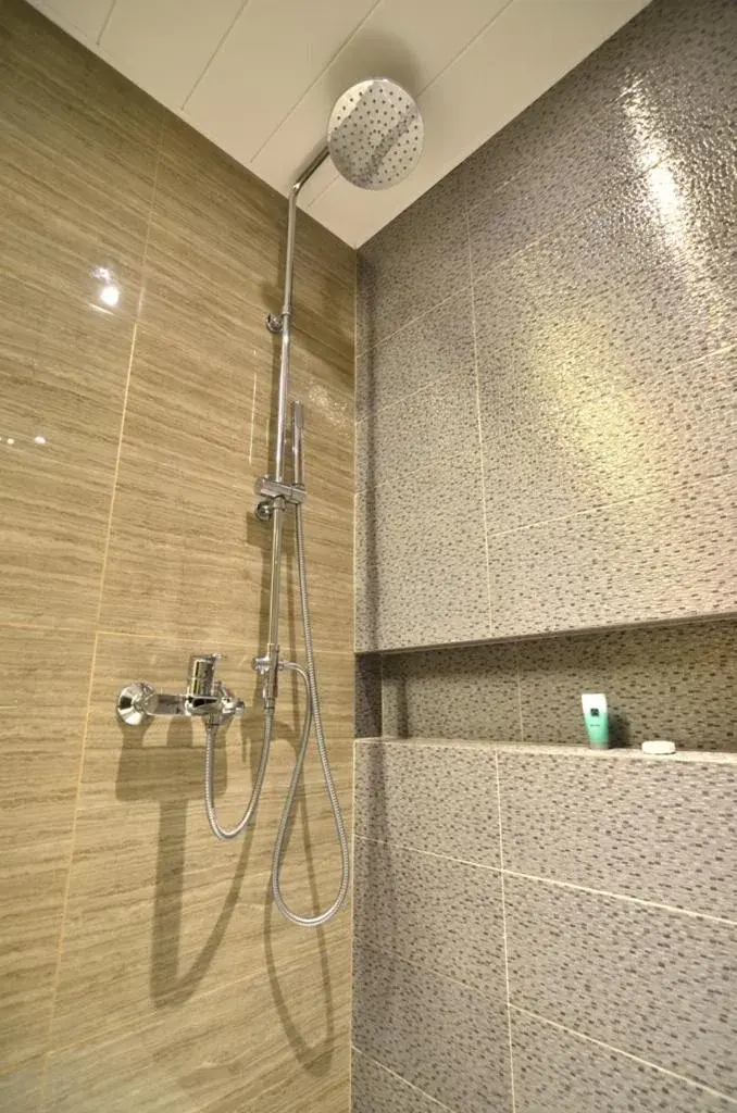 Hot Tub, Bathroom in Pearl Garden Hotel