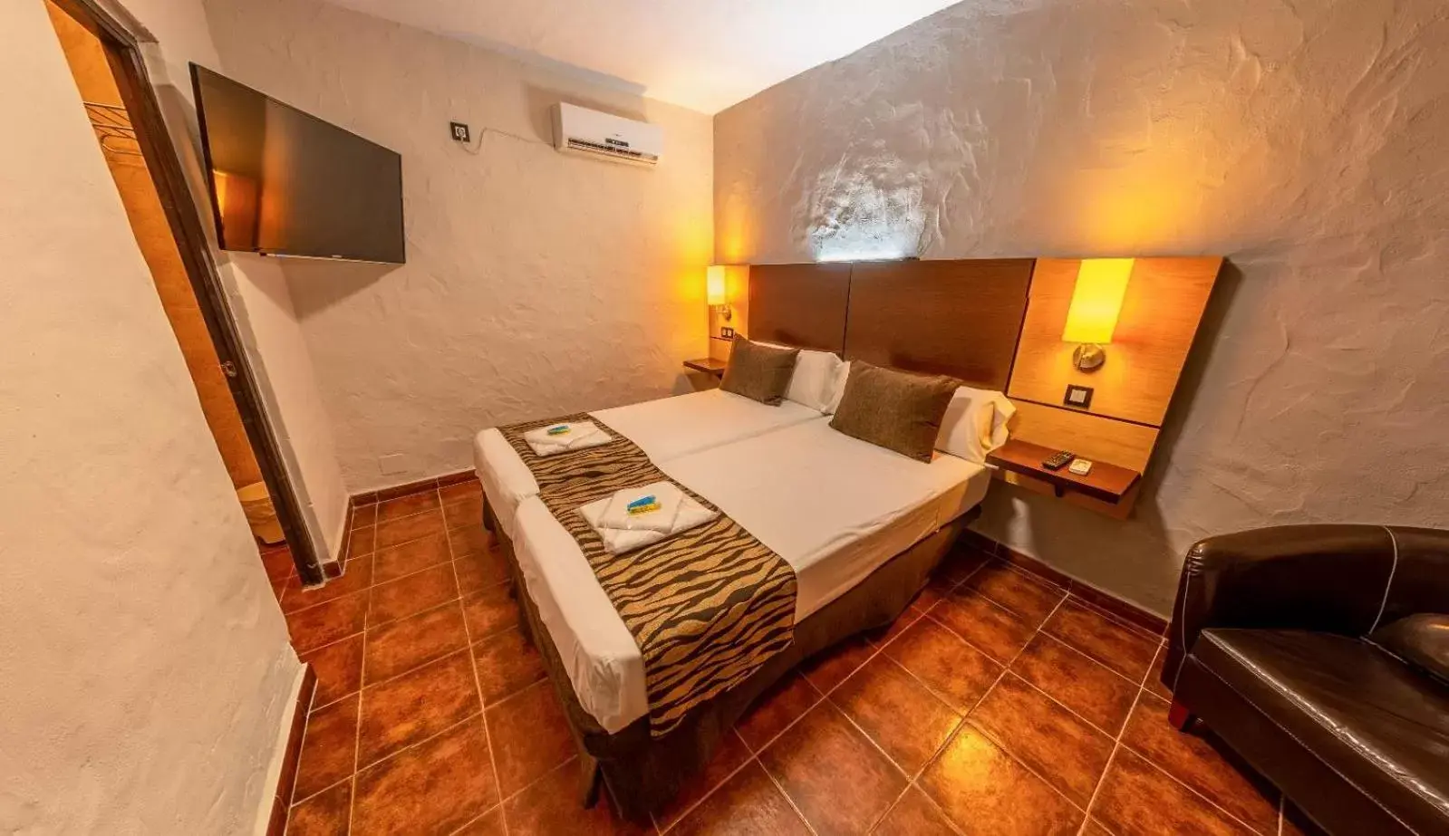 Photo of the whole room, Bed in Hotel Copacabana Tarifa Beach