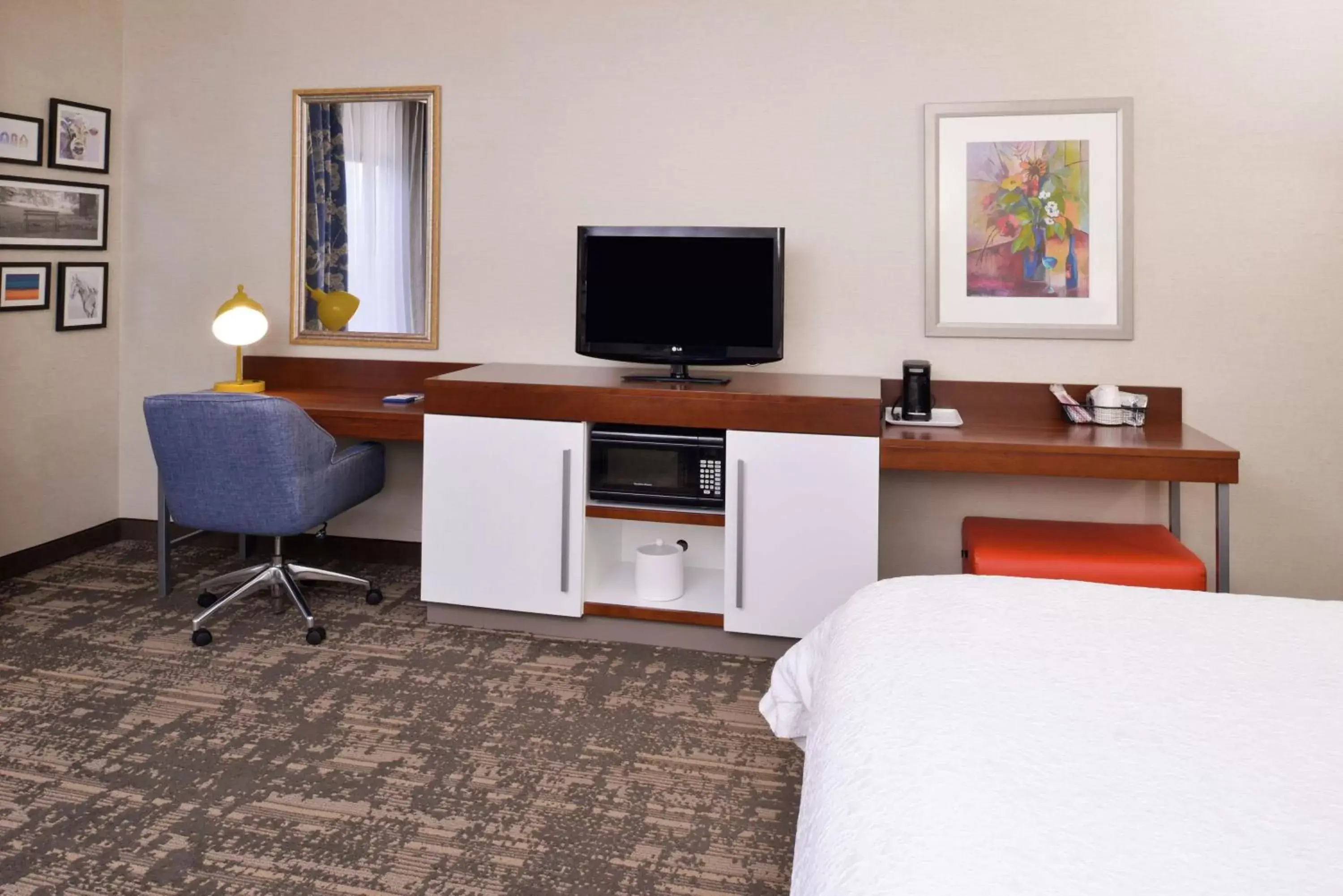 Bedroom, TV/Entertainment Center in Hampton Inn & Suites Wilmington