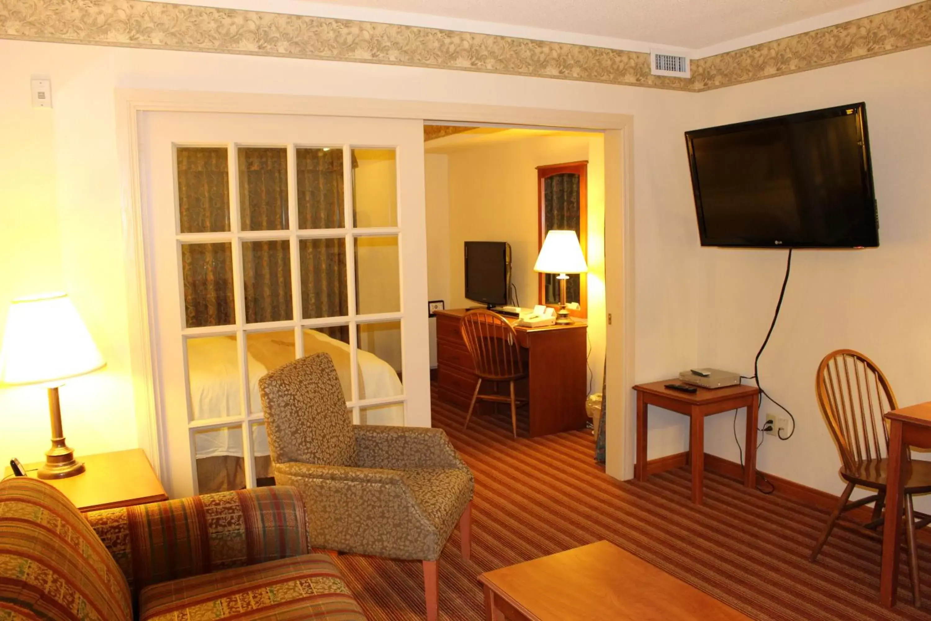 TV and multimedia, TV/Entertainment Center in Coastal Inn Halifax - Bayers Lake