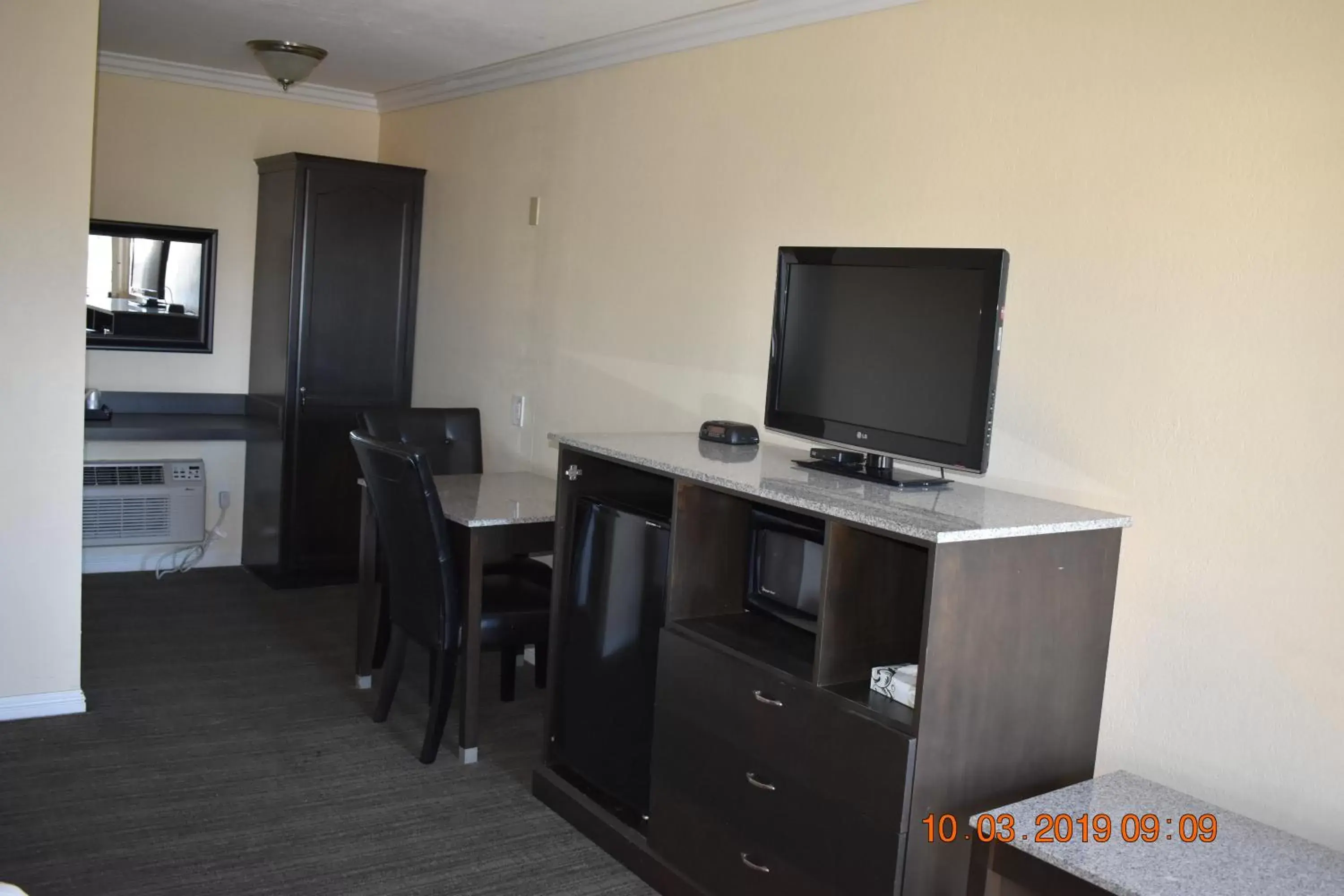 TV/Entertainment Center in Rockview Inn and Suites