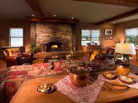 Communal lounge/ TV room in Niwot Inn & Spa