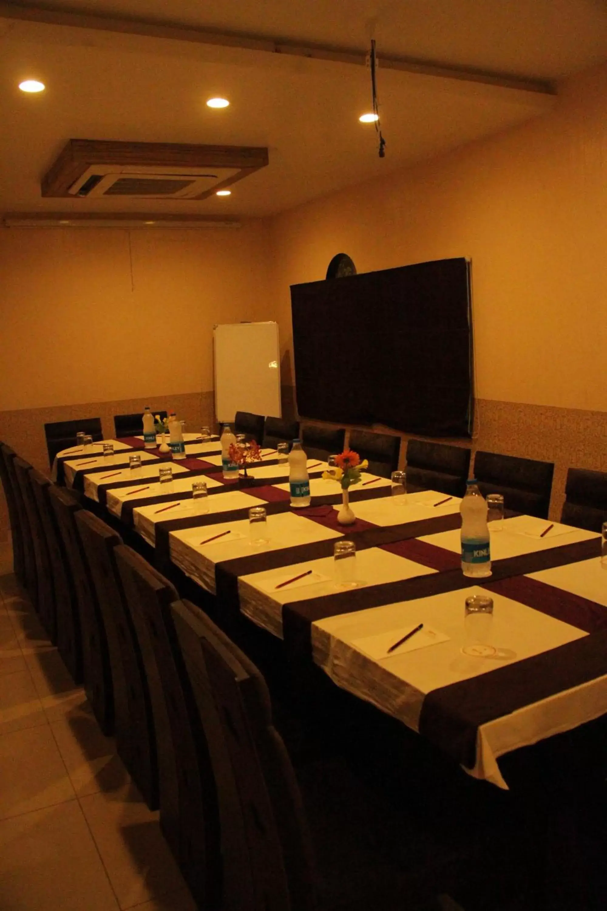 Restaurant/places to eat, Business Area/Conference Room in TGI Apple Inn