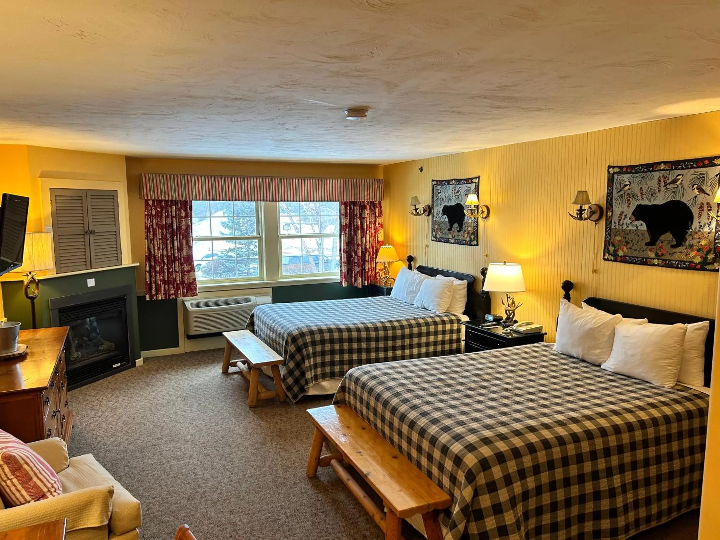 Bed in The Common Man Inn, Spa & Lodge