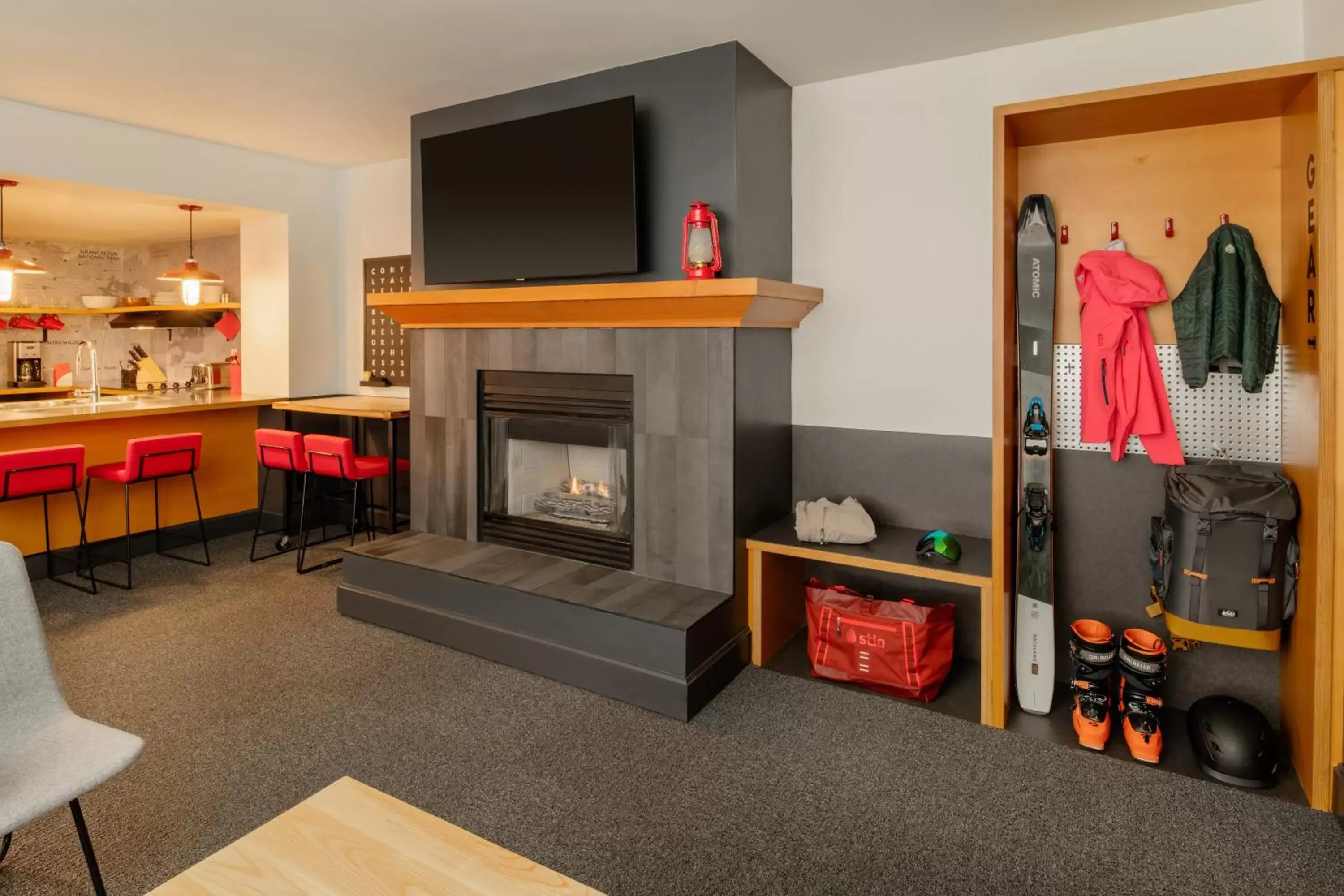 Kitchen or kitchenette, TV/Entertainment Center in Mountain Modern Motel