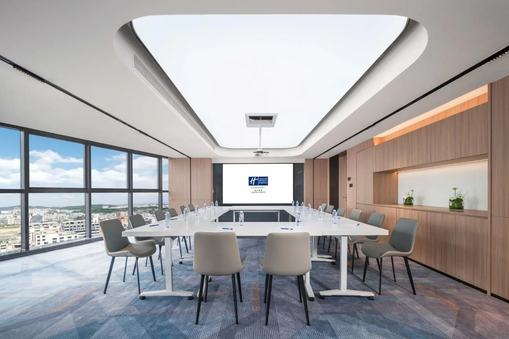 Meeting/conference room in Holiday Inn Express Shantou Chenghai