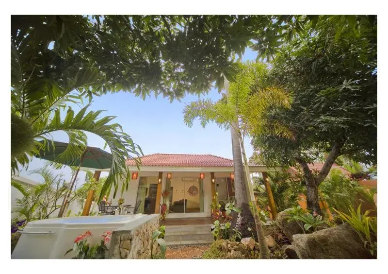 Facade/entrance, Property Building in Paradise Island Estate