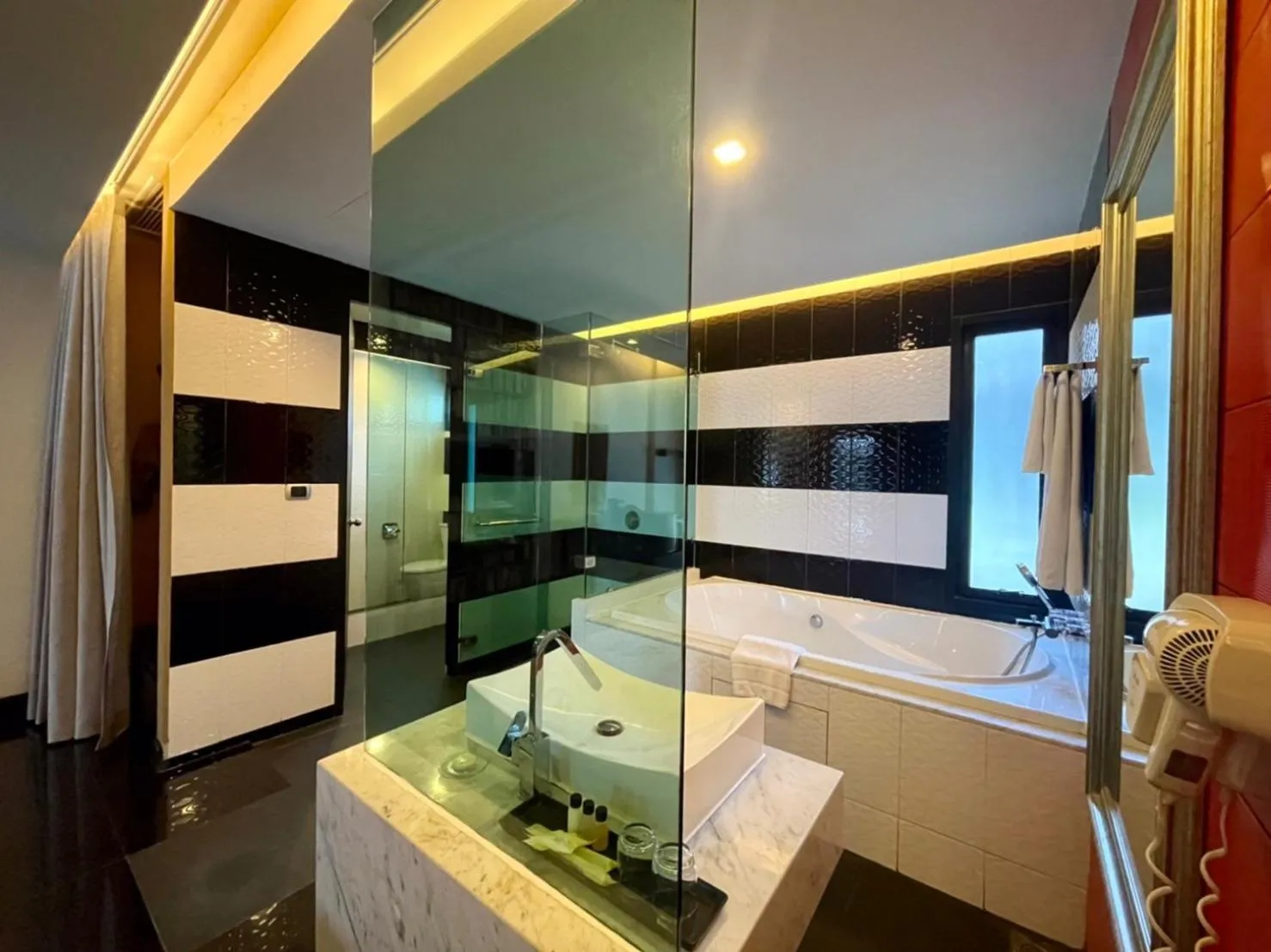 Bathroom in Long Beach Garden Hotel & Pavilions