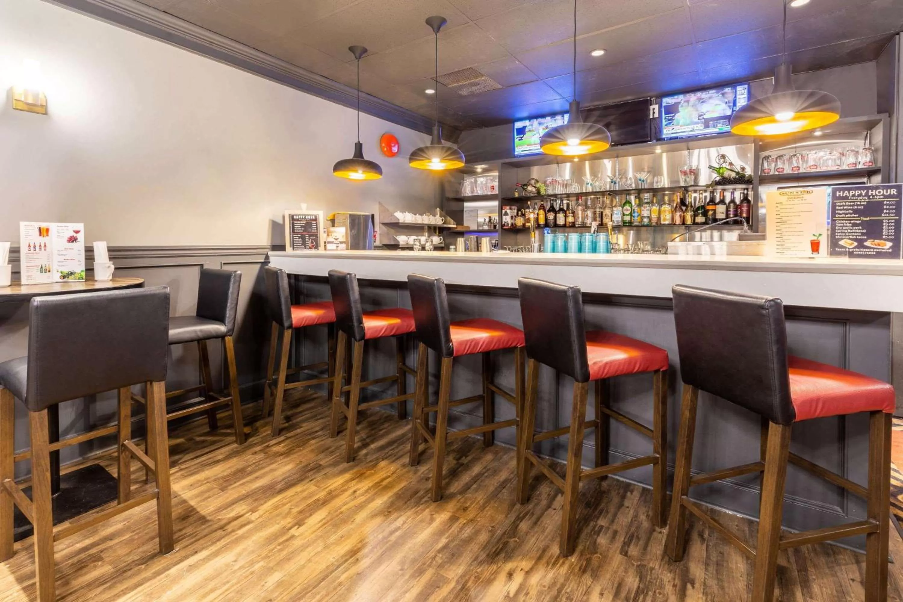 Lounge or bar in Ramada by Wyndham Coquitlam