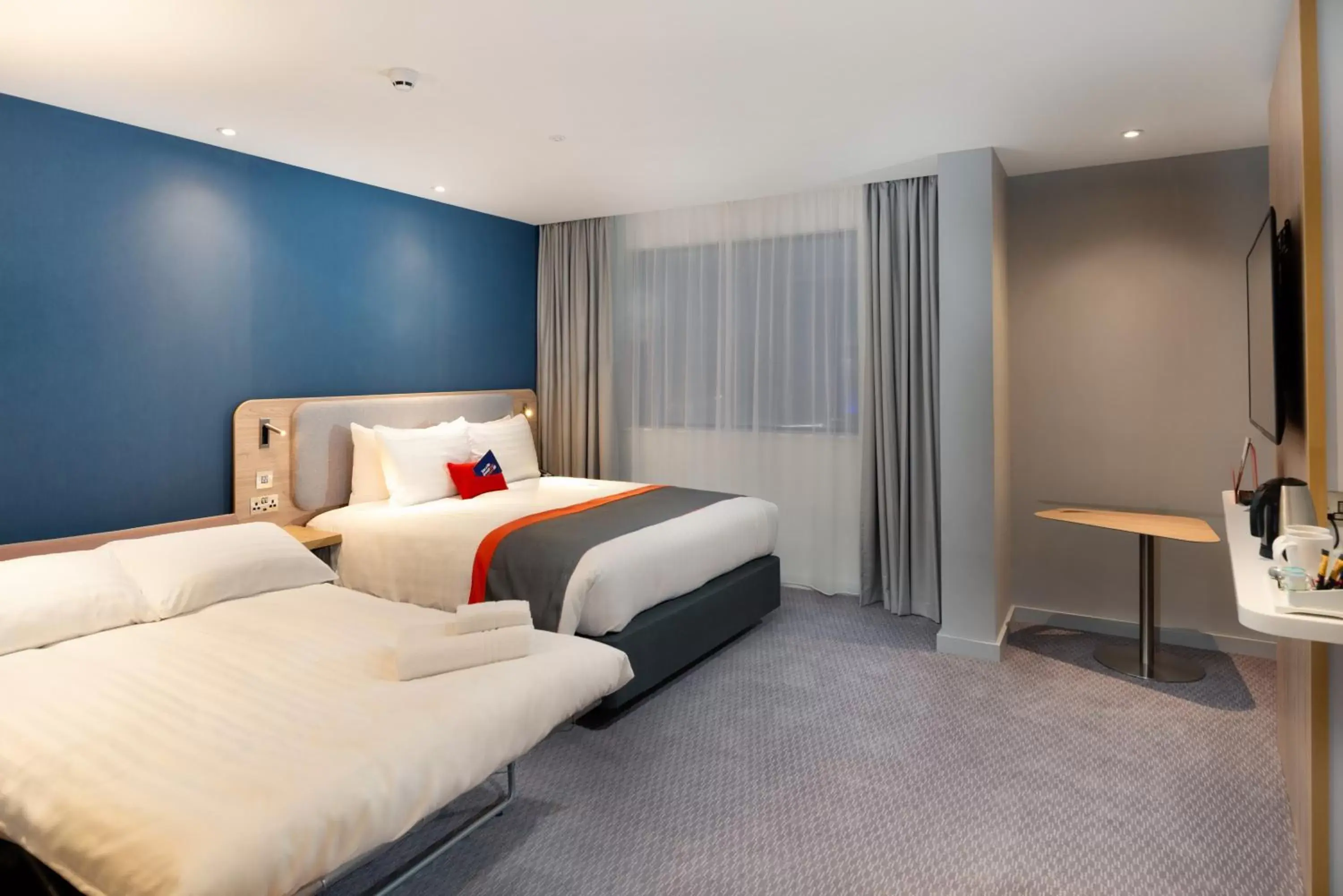 Photo of the whole room, Bed in Holiday Inn Express - London Heathrow T4, an IHG Hotel