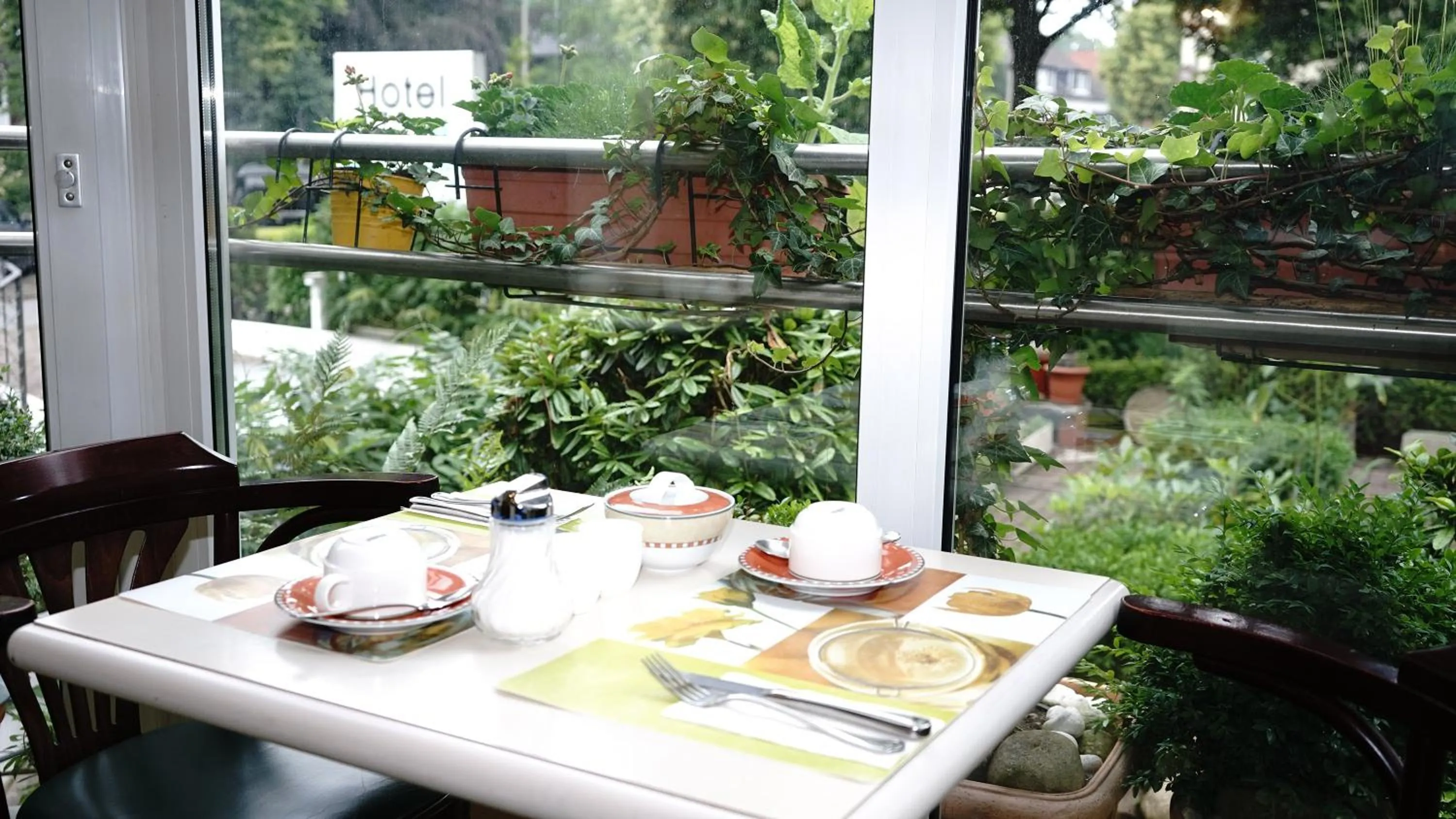 Restaurant/places to eat in Entrée Groß Borstel Garni Hotel