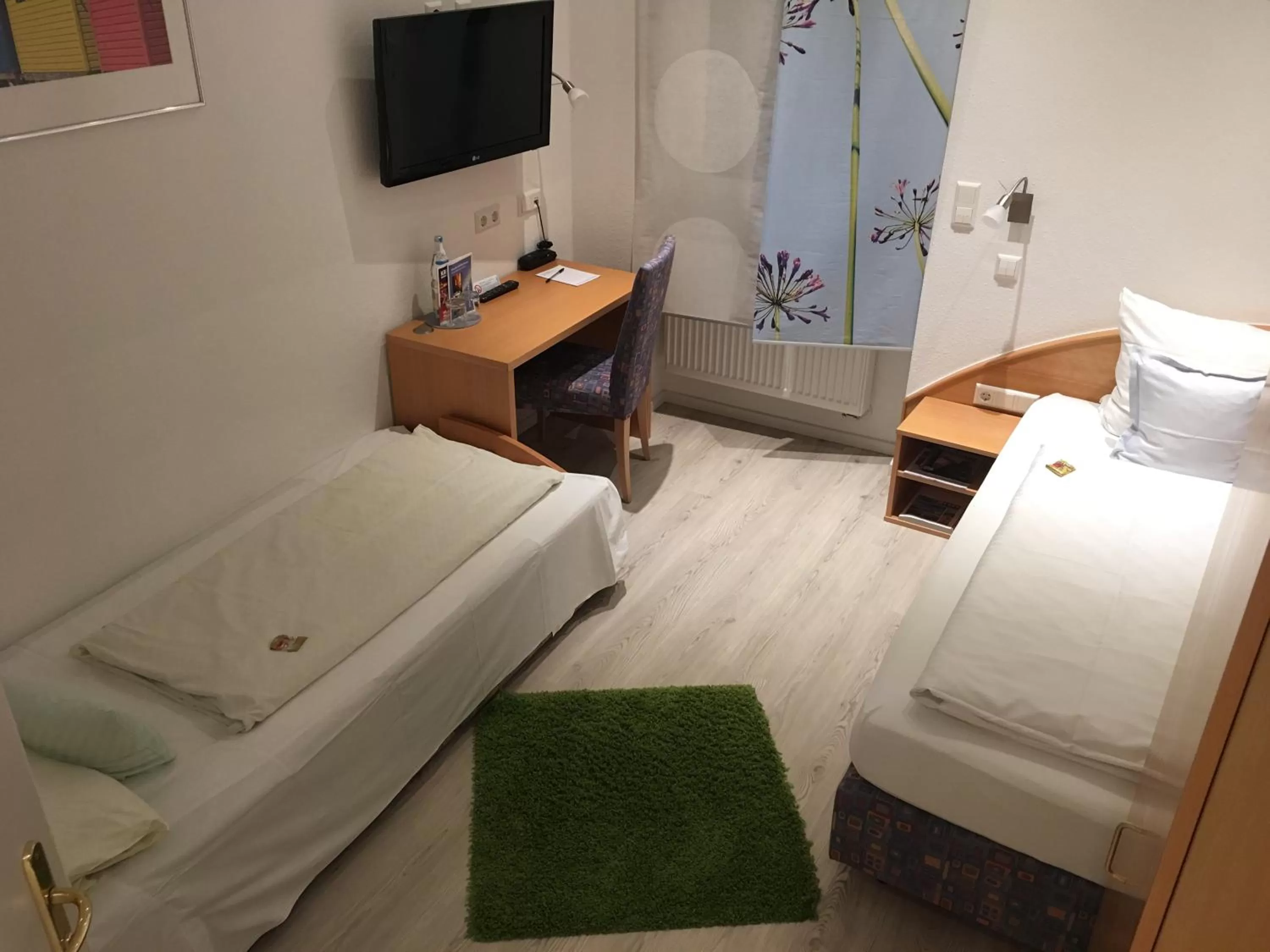 Photo of the whole room, Bed in Hotel Barbarossa Karlsruhe Stadtmitte