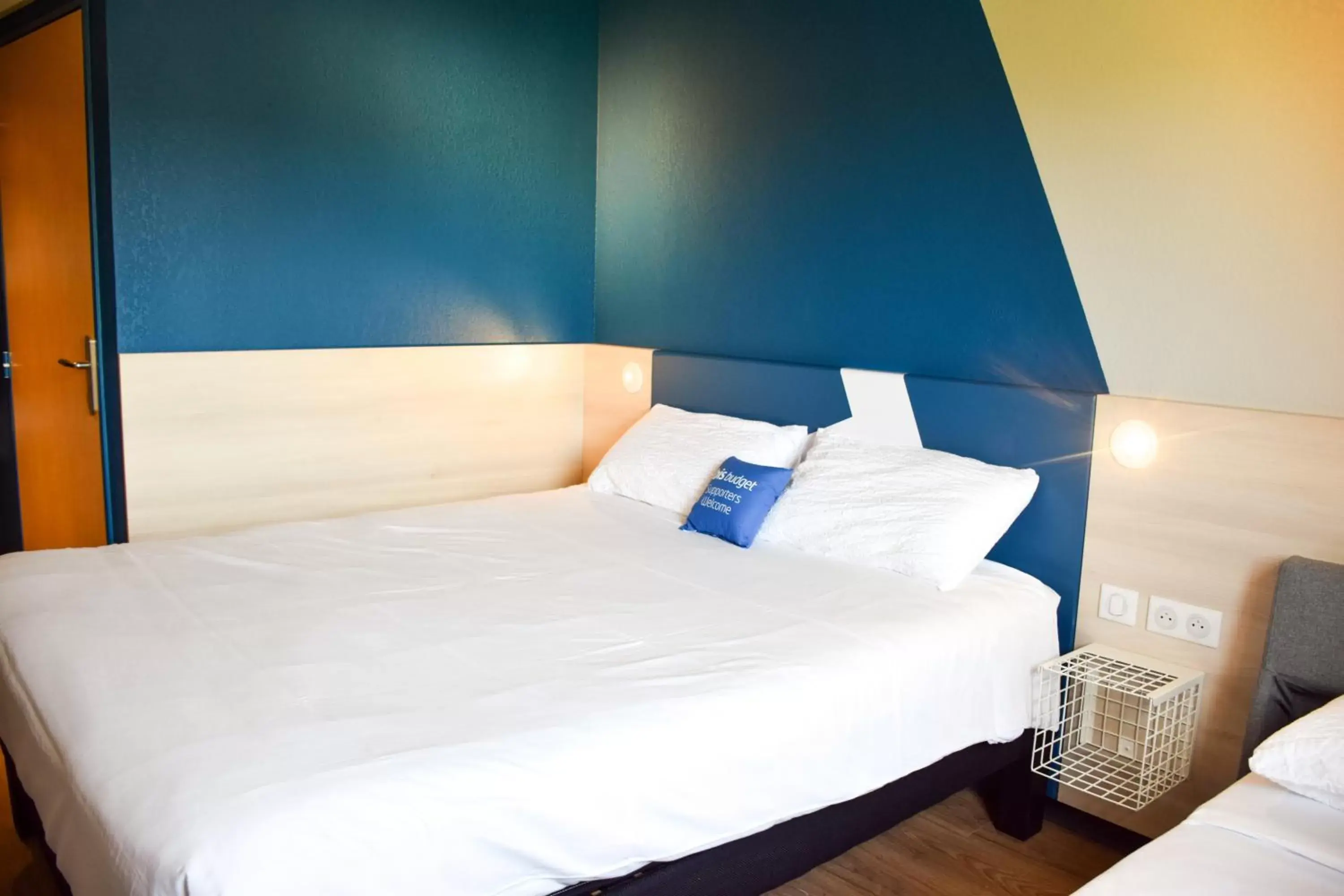 Bedroom, Bed in ibis Budget Millau Viaduc