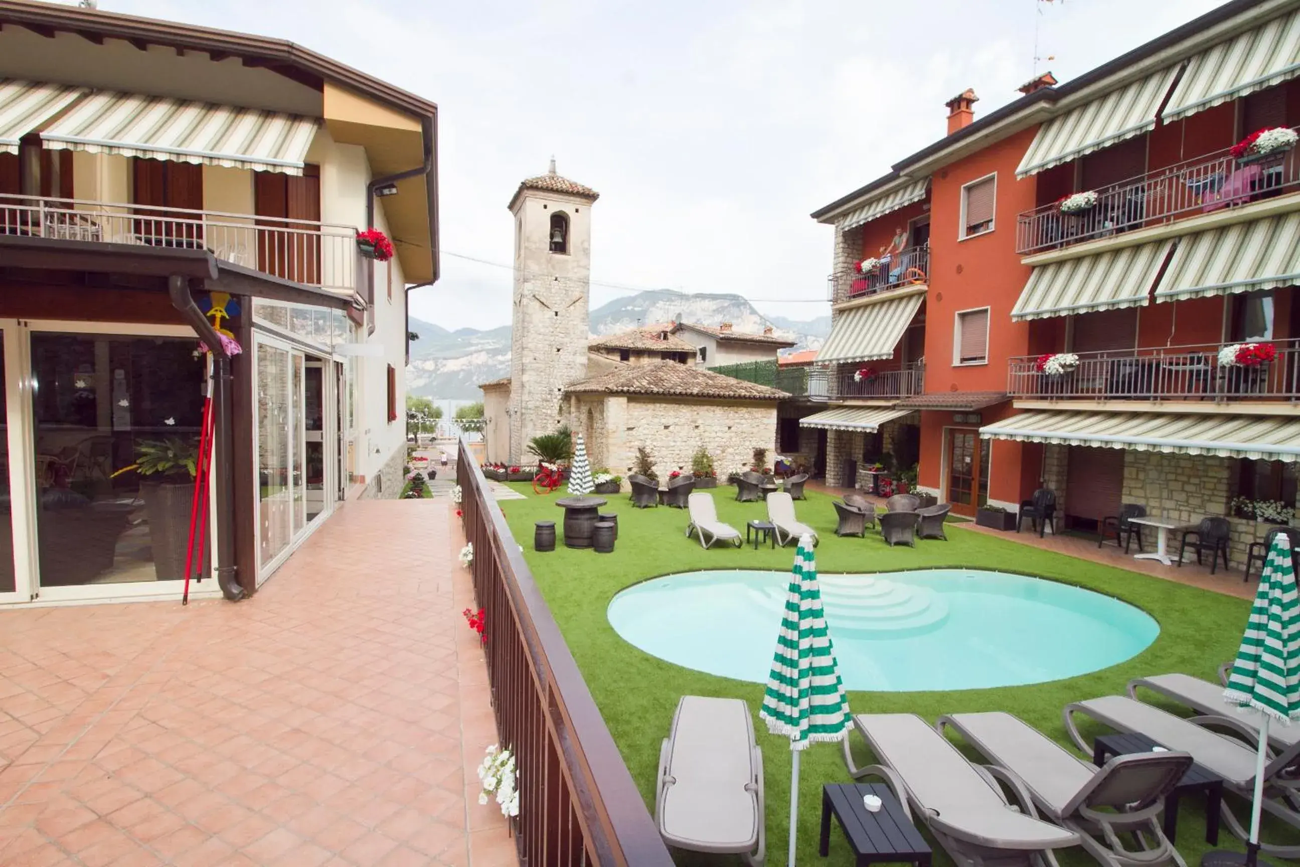 Patio, Swimming Pool in Albergo Casa Este