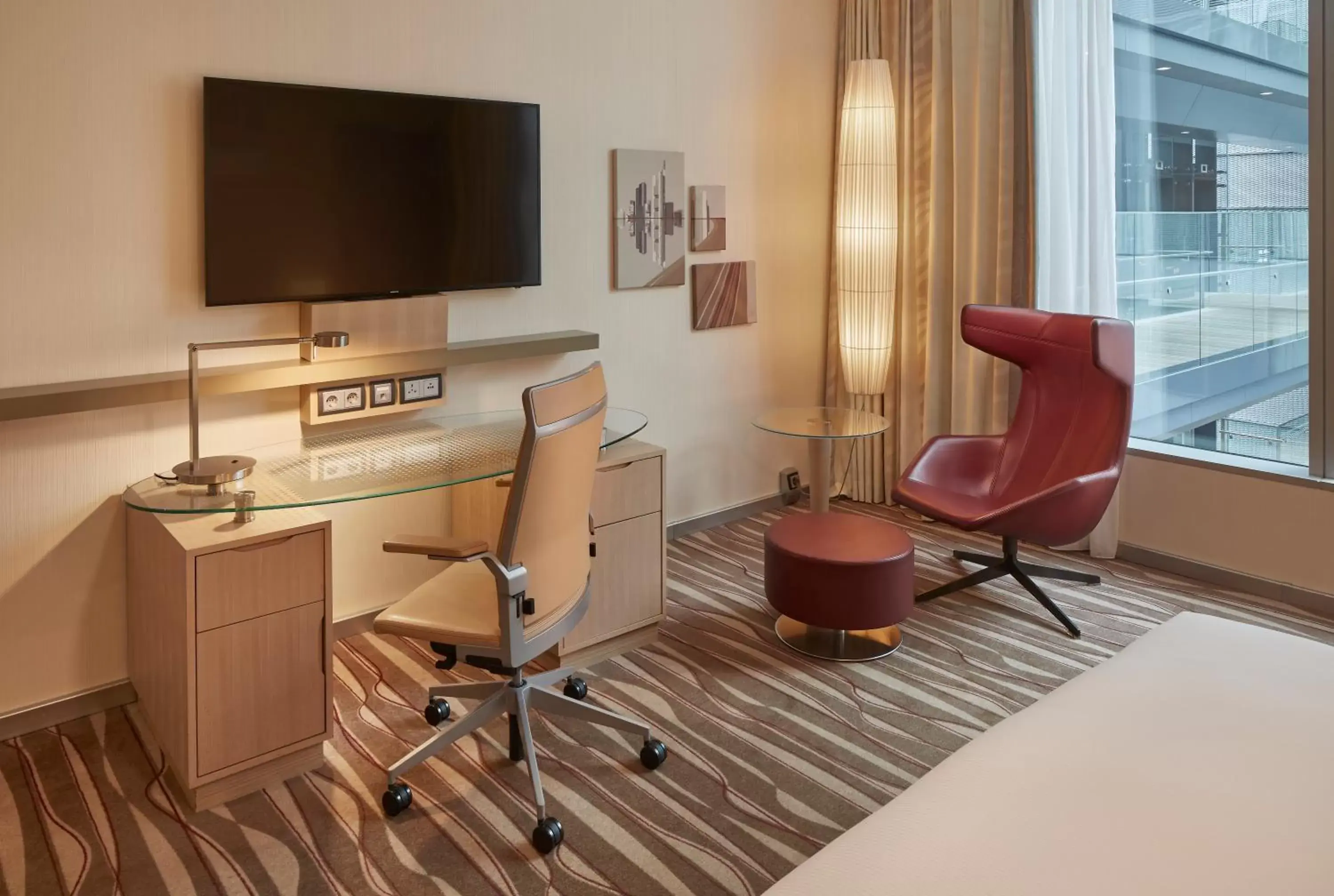 Bedroom, TV/Entertainment Center in Hilton Frankfurt Airport