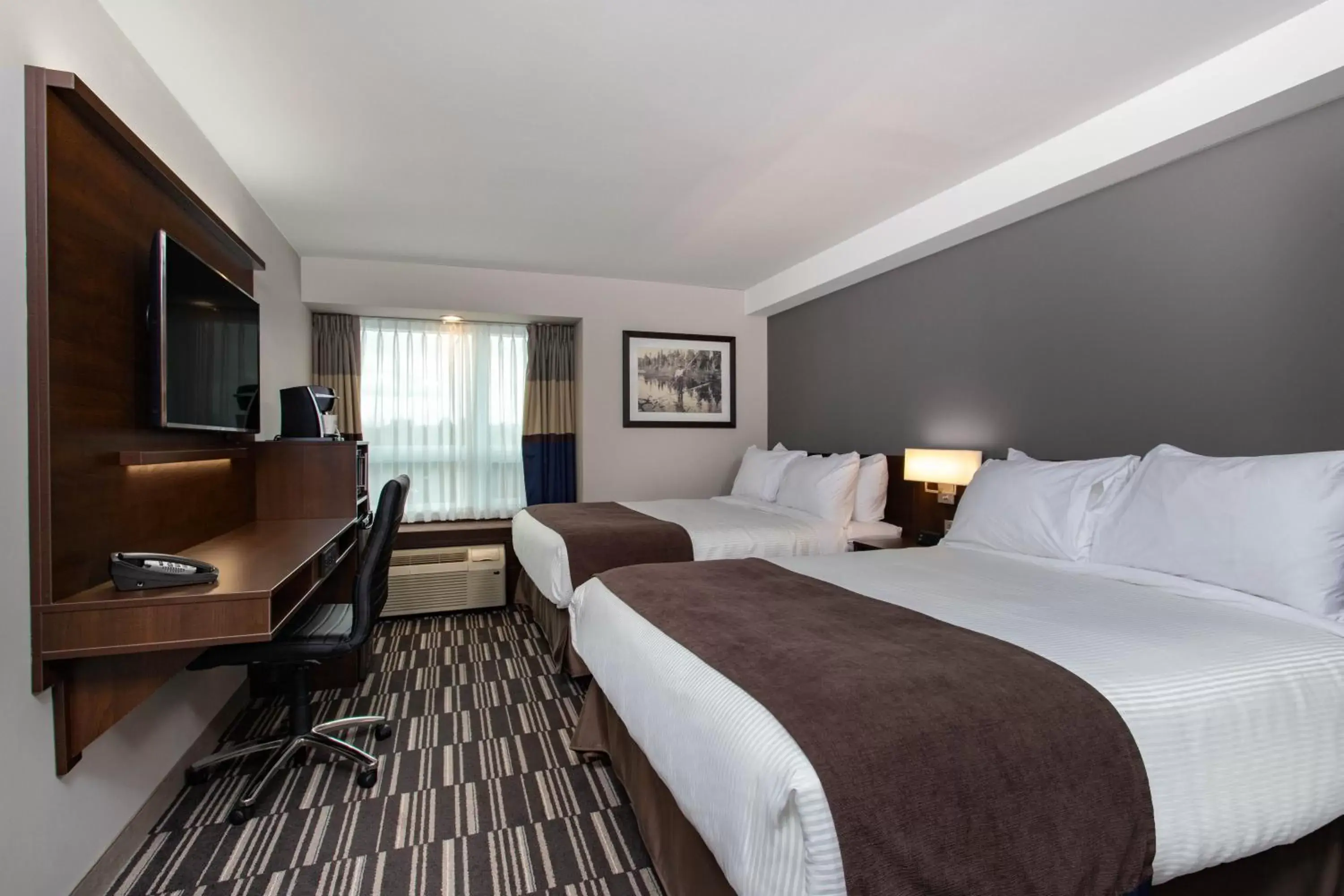 Coffee/tea facilities, TV/Entertainment Center in Microtel Inn & Suites by Wyndham Mont Tremblant