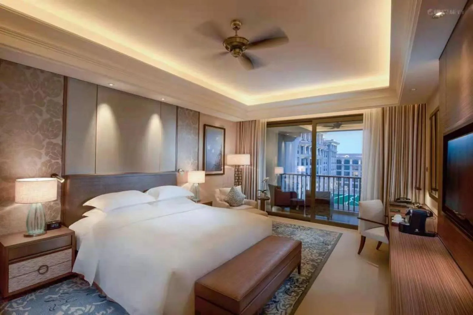 Photo of the whole room, Bed in Hilton Haikou Meilan