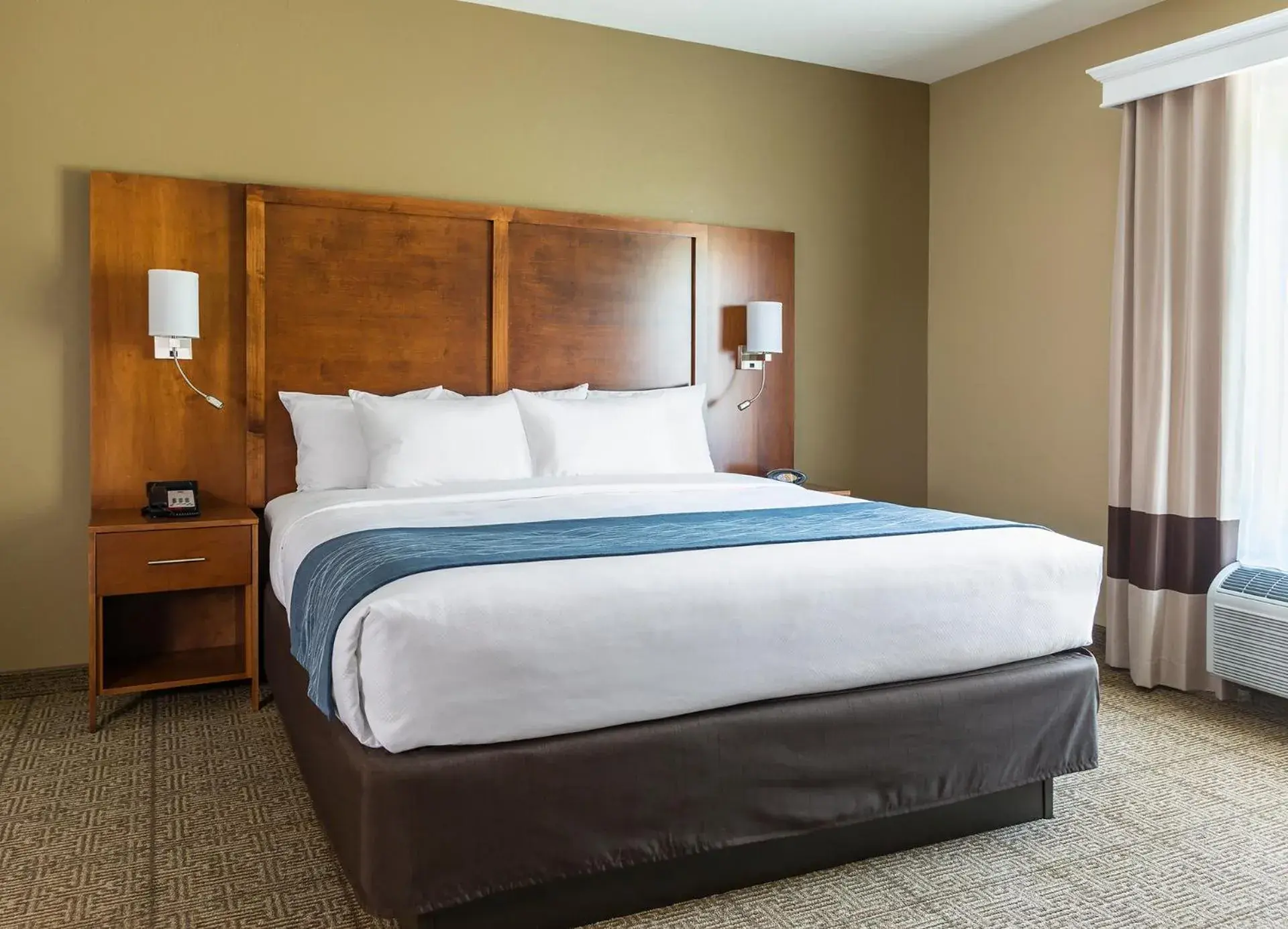 Bed in Comfort Suites Hartville-North Canton
