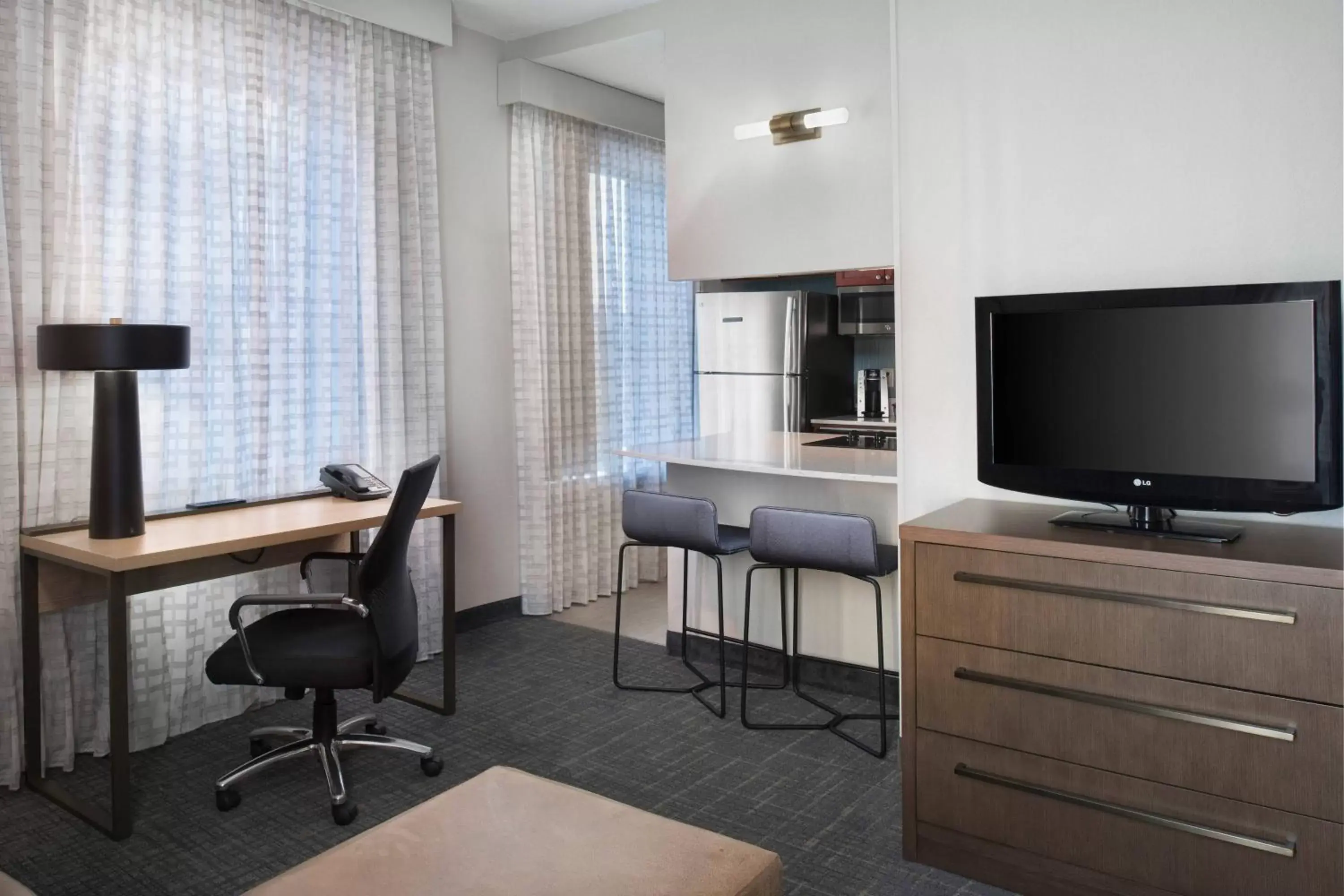 Living room, TV/Entertainment Center in Residence Inn Memphis Downtown