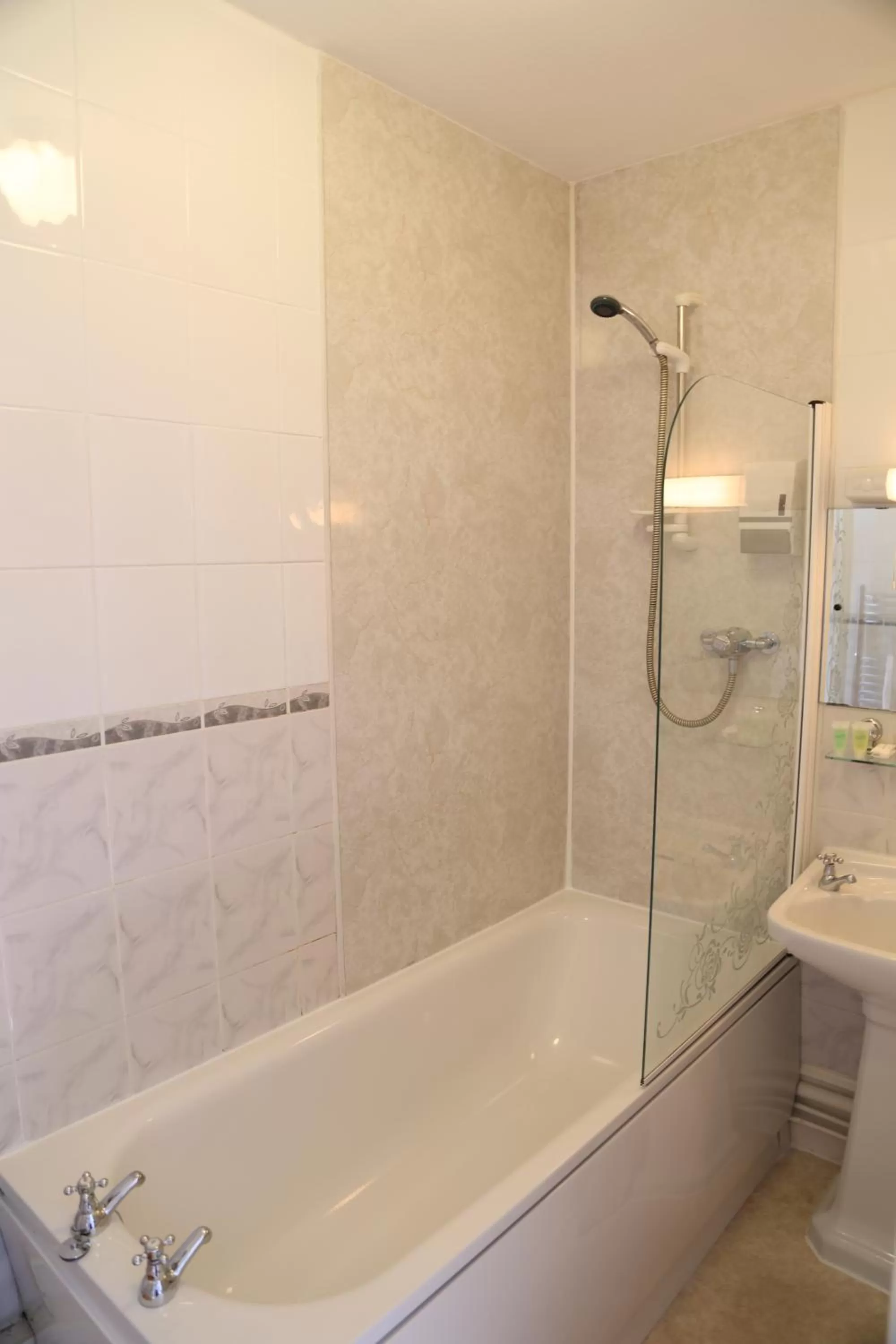 Shower in Keswick Park Hotel