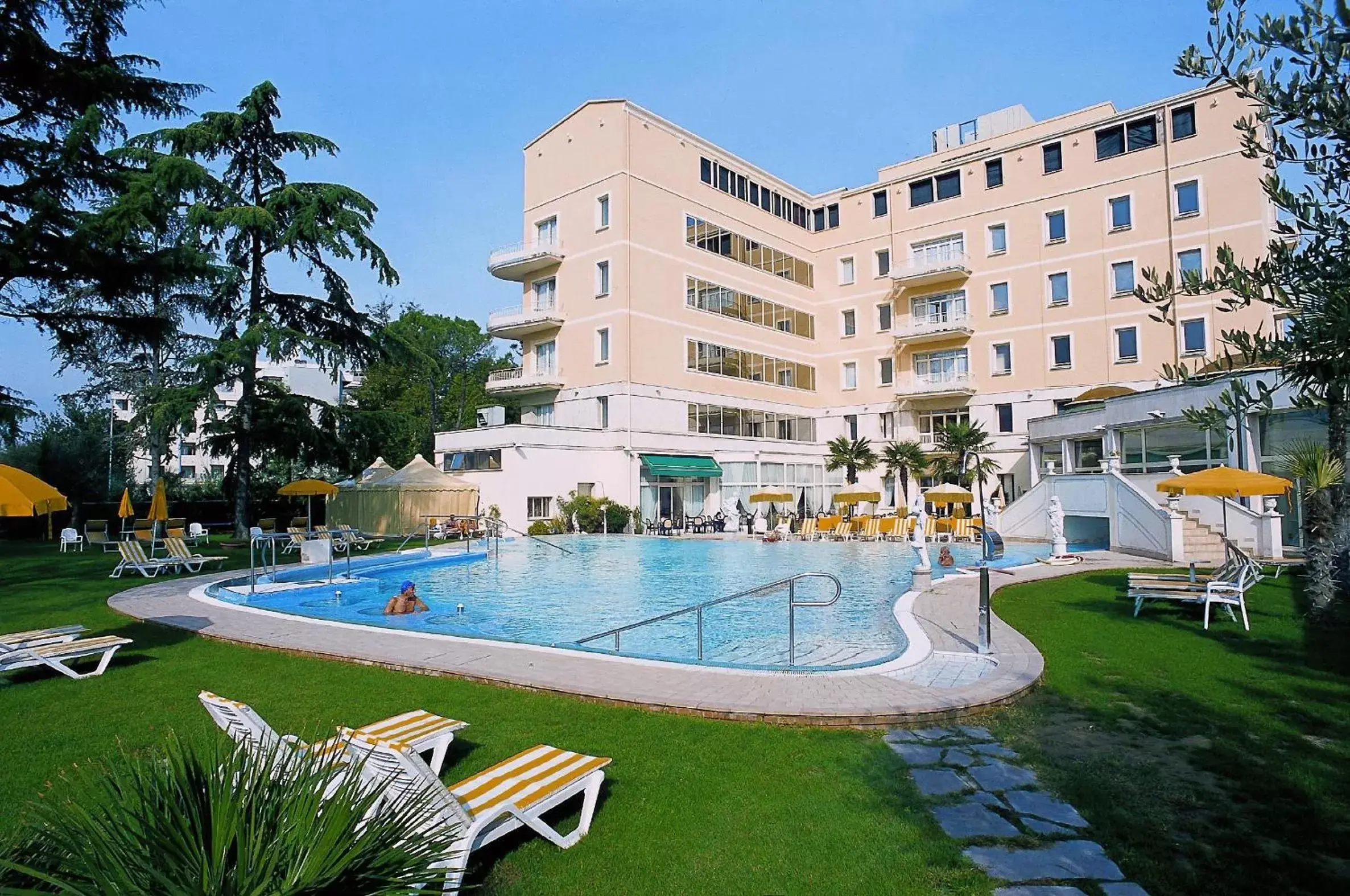 Facade/entrance, Swimming Pool in Hotel Terme Helvetia