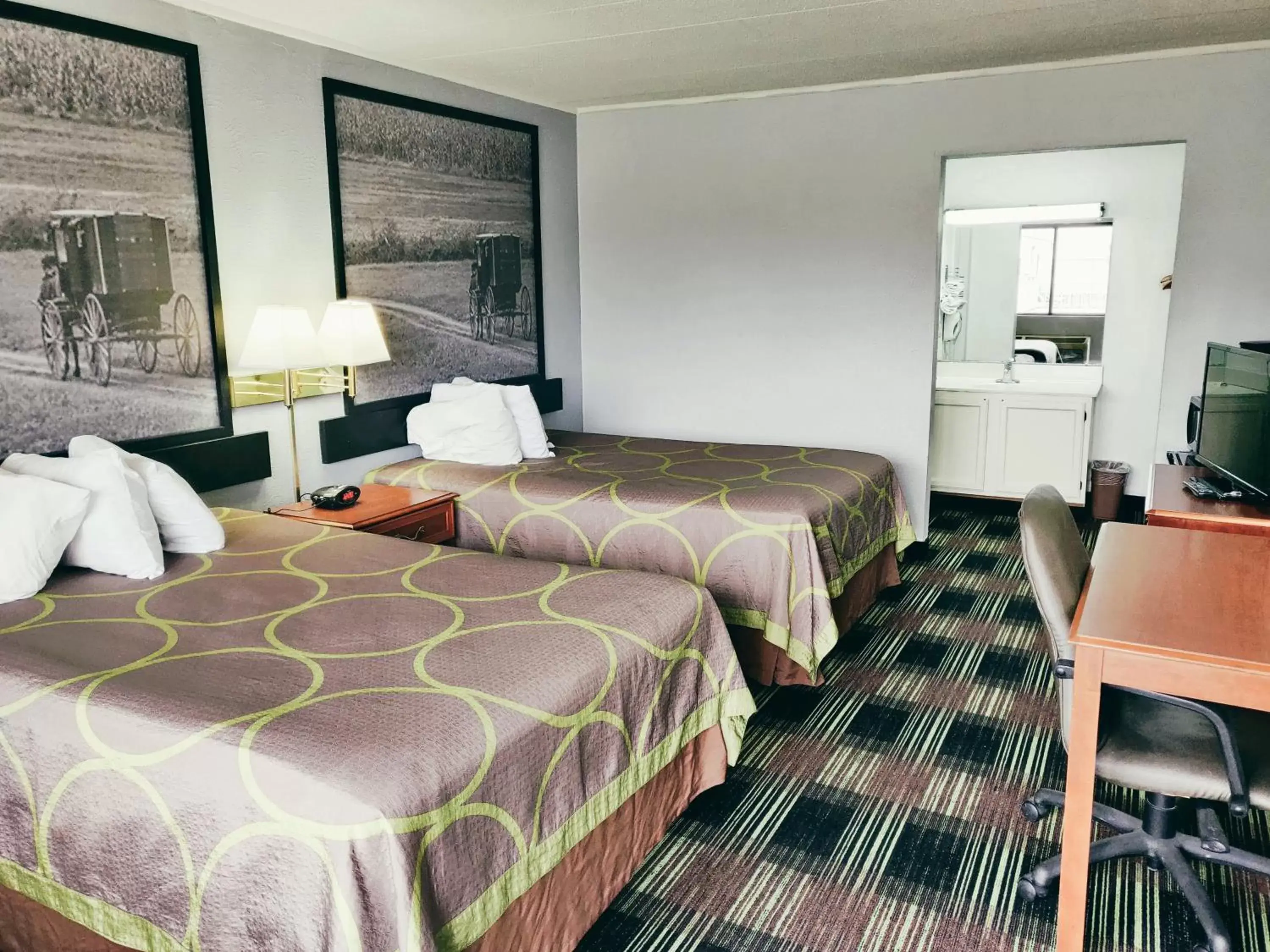 Bed in Sprucewood Inn Bed in Sprucewood Inn