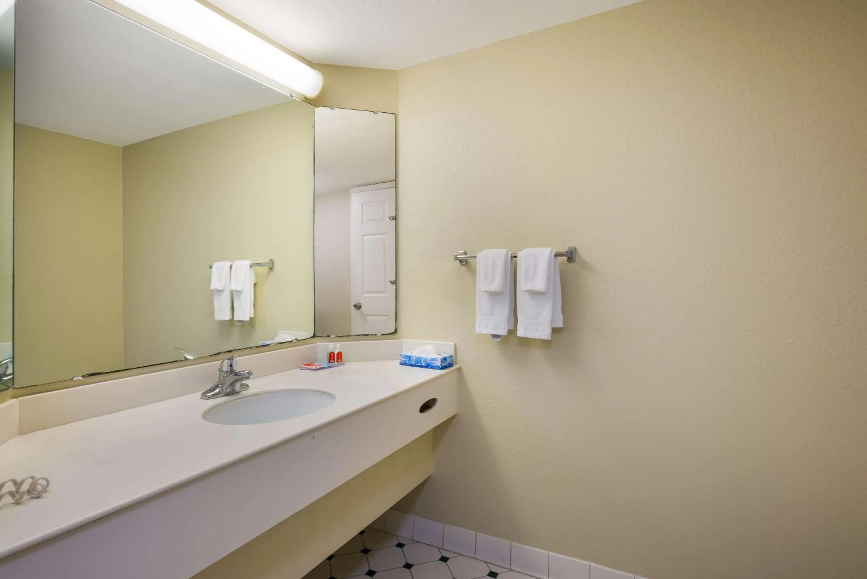 King Room - Disability Access/ Roll In Shower, 1st Floor - Non Smoking in Econo Lodge