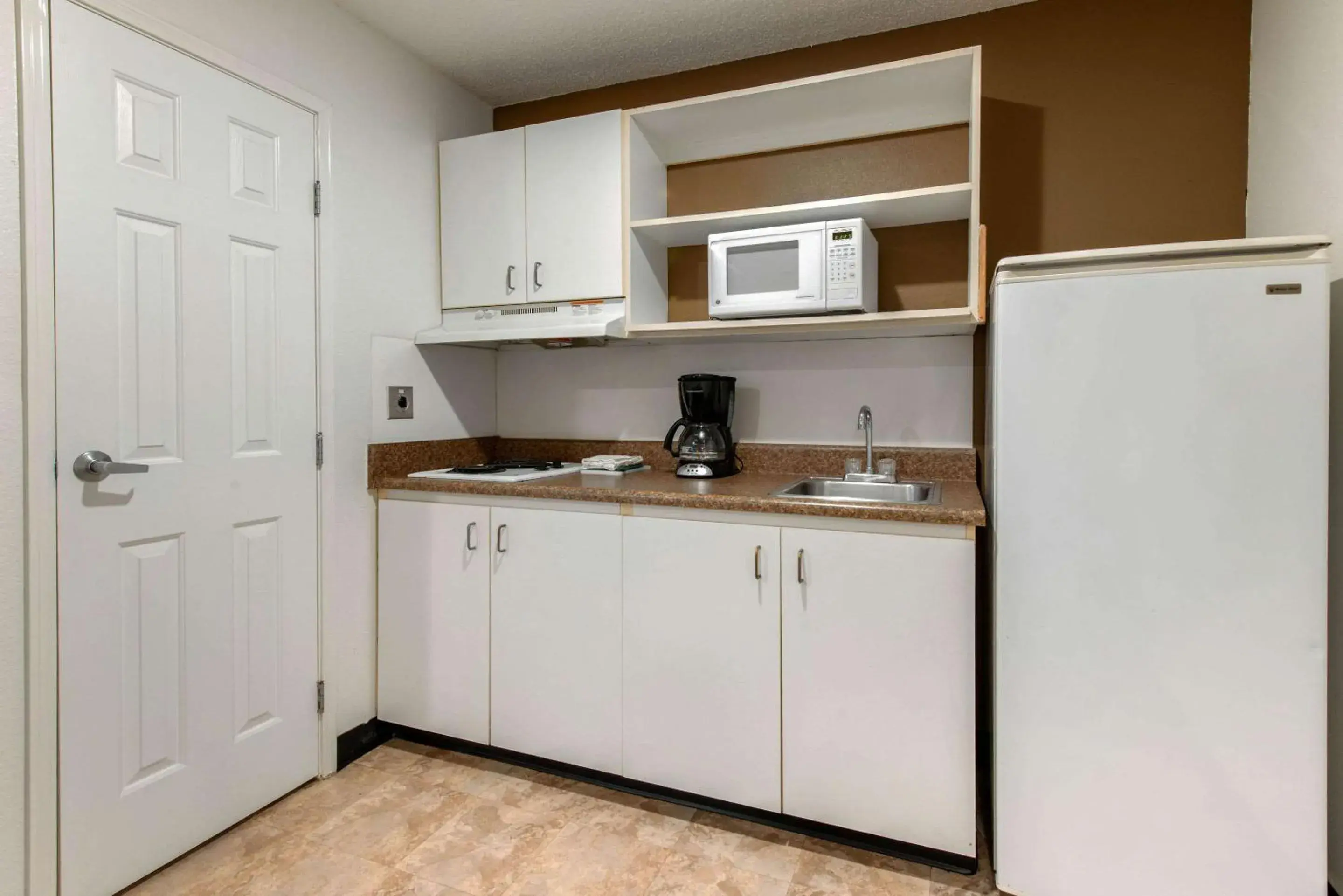 Photo of the whole room, Kitchen/Kitchenette in Suburban Studios Lakeland North I-4