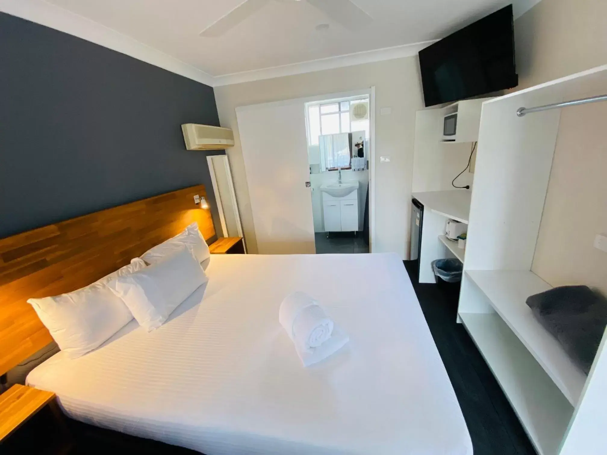 Standard Queen Room in Nowra Motor Inn Standard Queen Room in Nowra Motor Inn