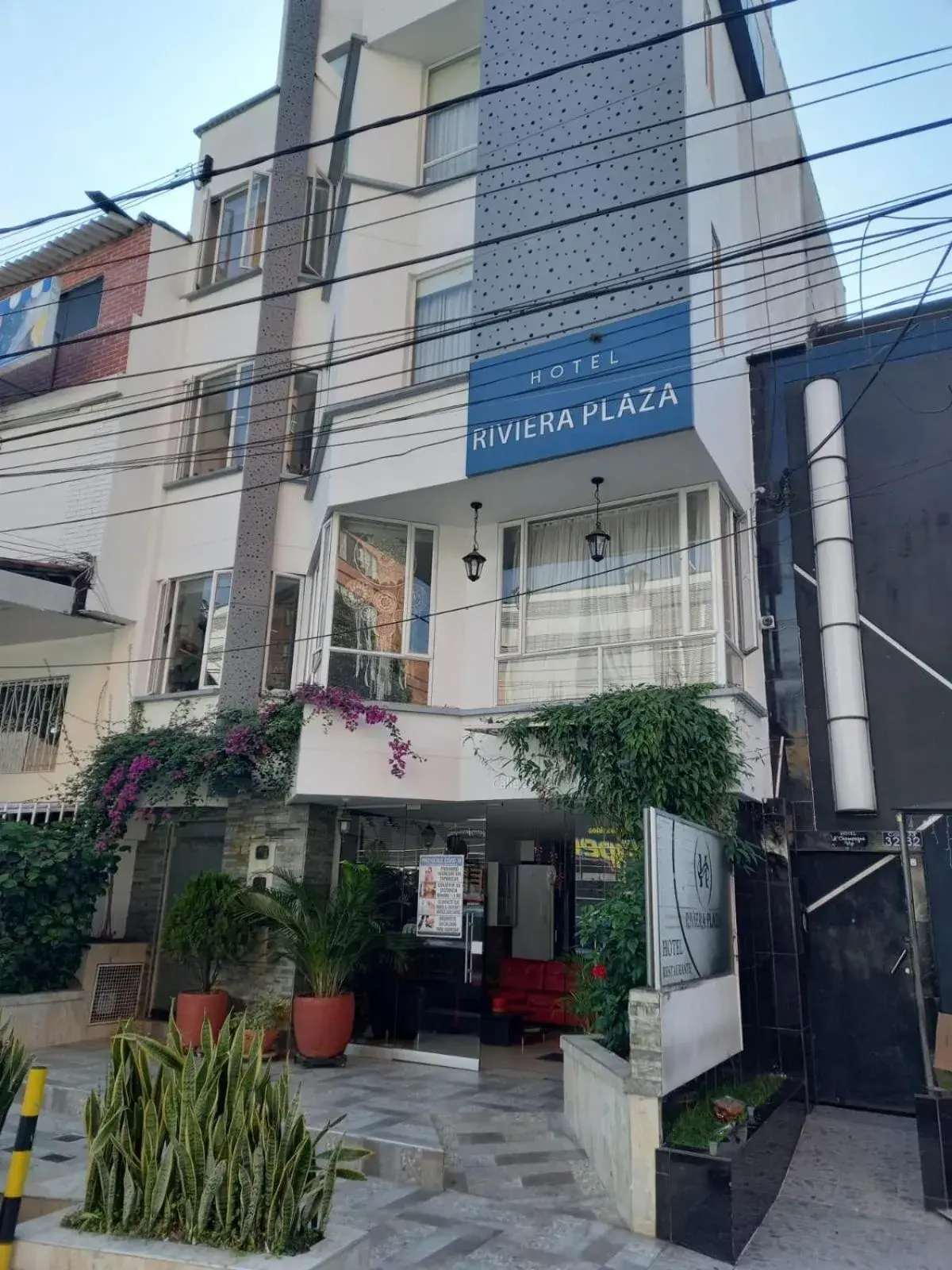 Facade/entrance, Property Building in Hotel Riviera Plaza