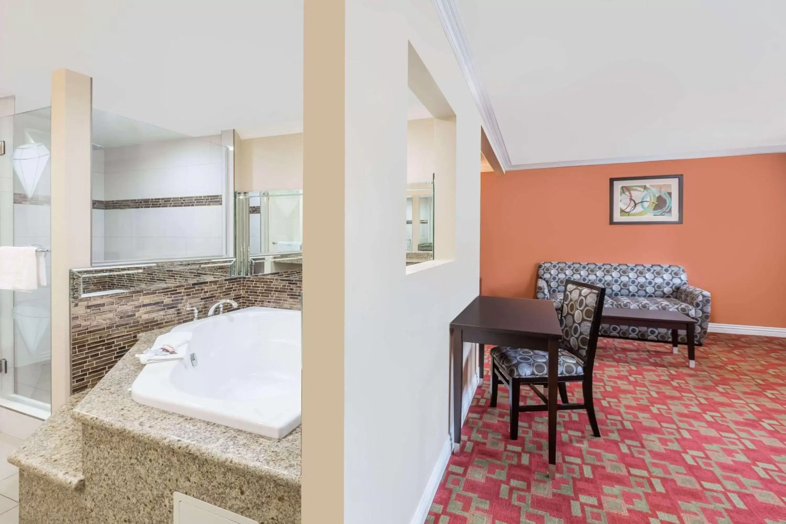Bathroom in Travelodge Inn & Suites by Wyndham Bell Los Angeles Area