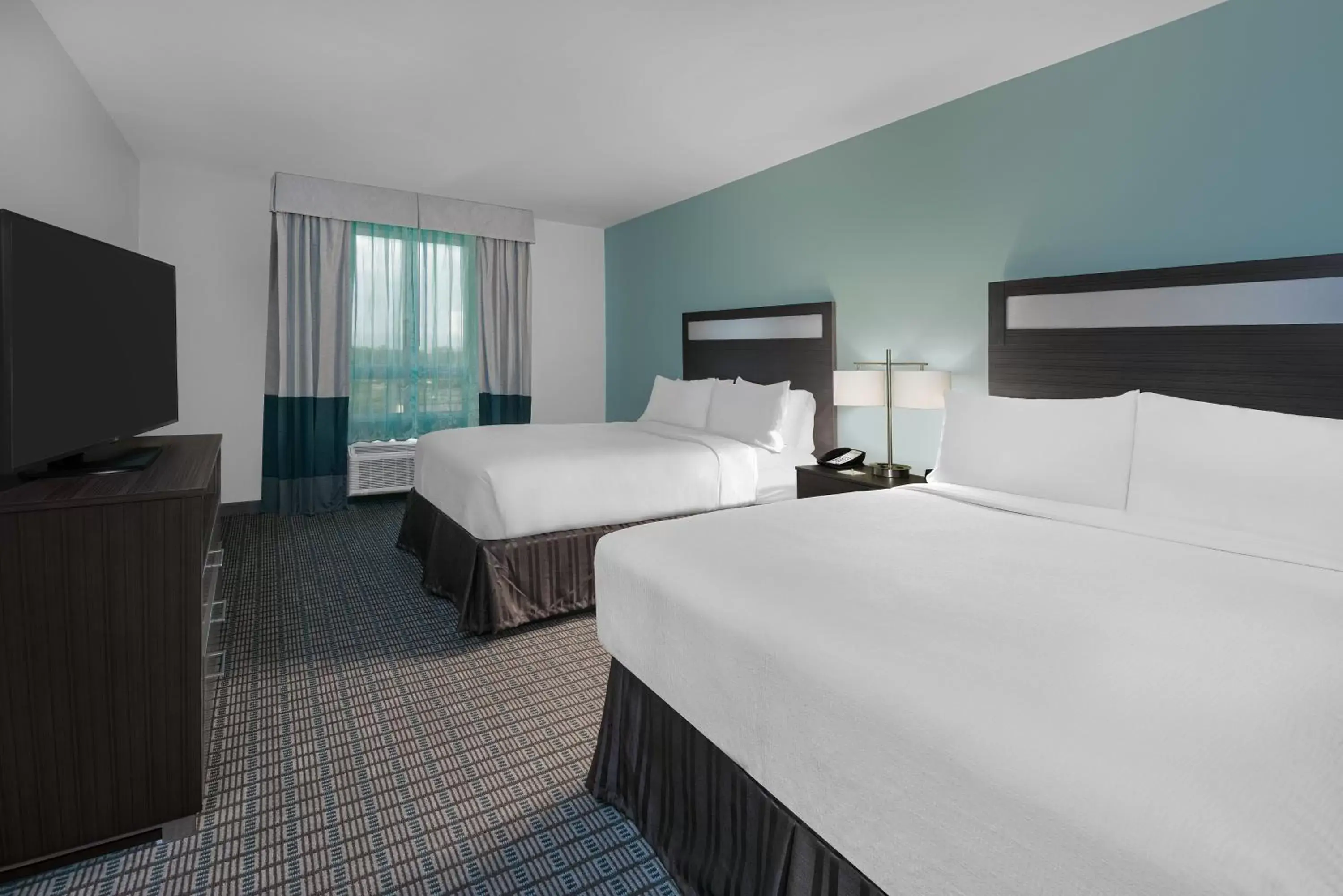 Photo of the whole room, Bed in Holiday Inn - Beaumont East-Medical Ctr Area, an IHG Hotel