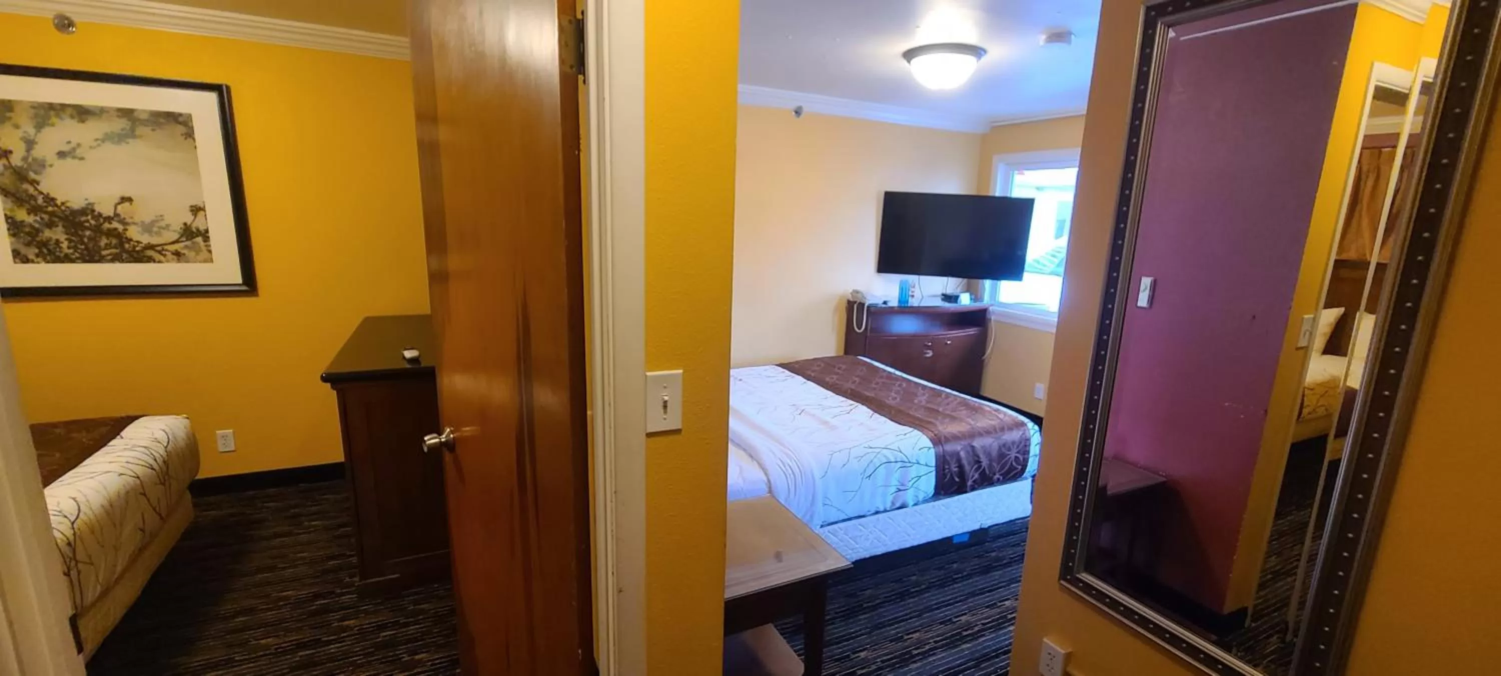 Photo of the whole room, Bed in The Royal Victorian Motel