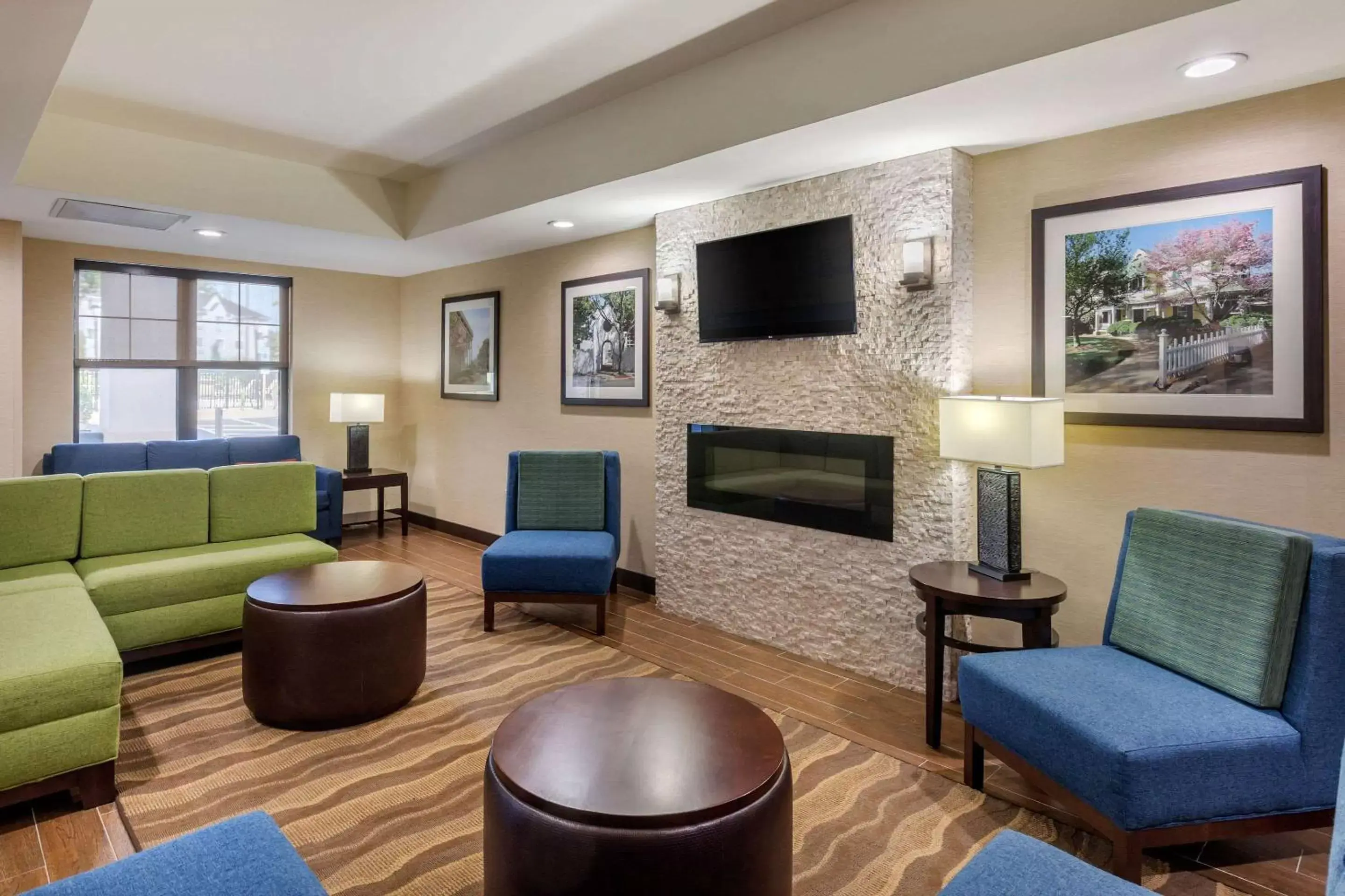 Lobby or reception, Seating Area in Comfort Suites Hanes Mall