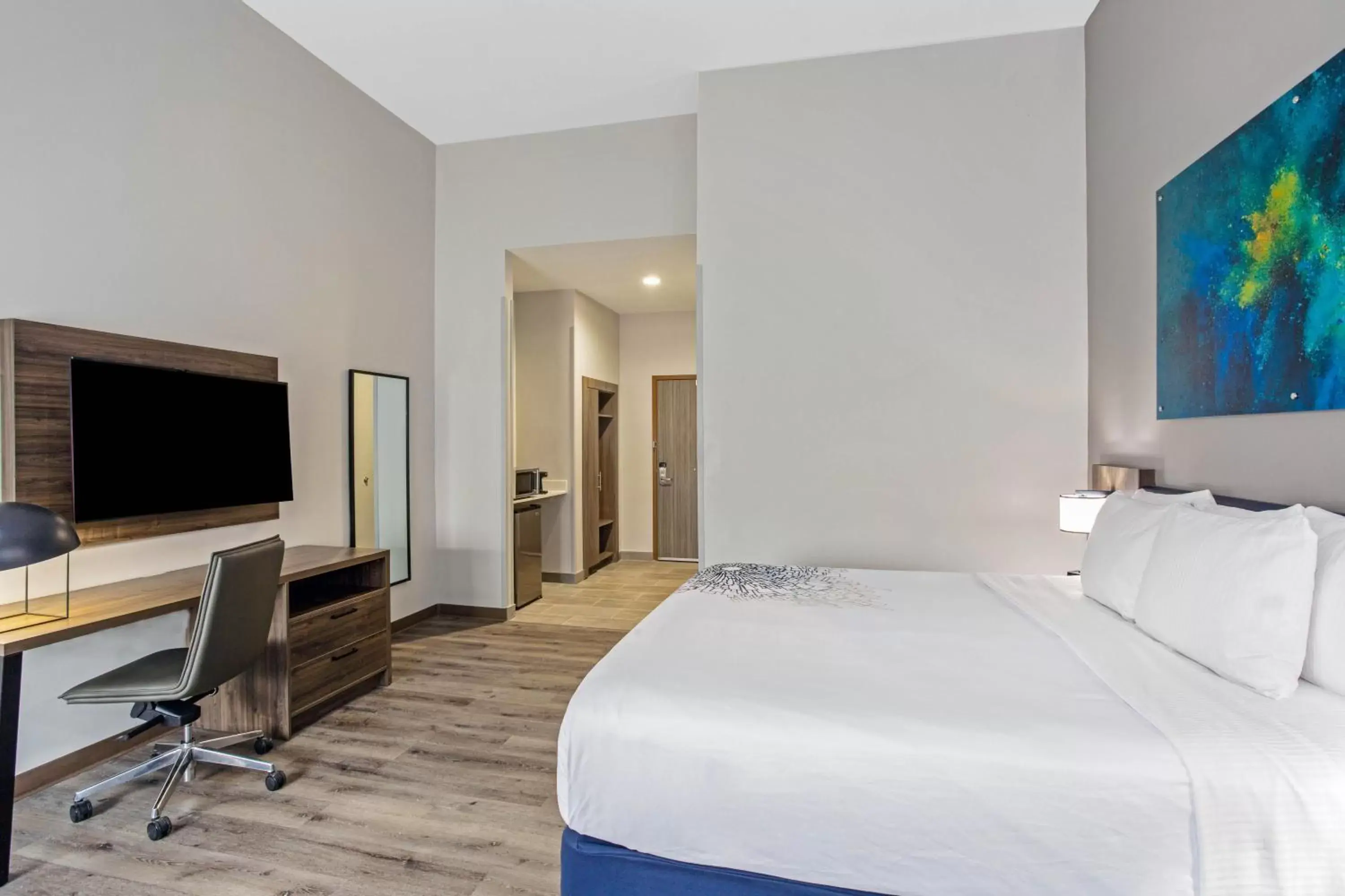 Bed in La Quinta Inn & Suites by Wyndham Miramar Beach-Destin