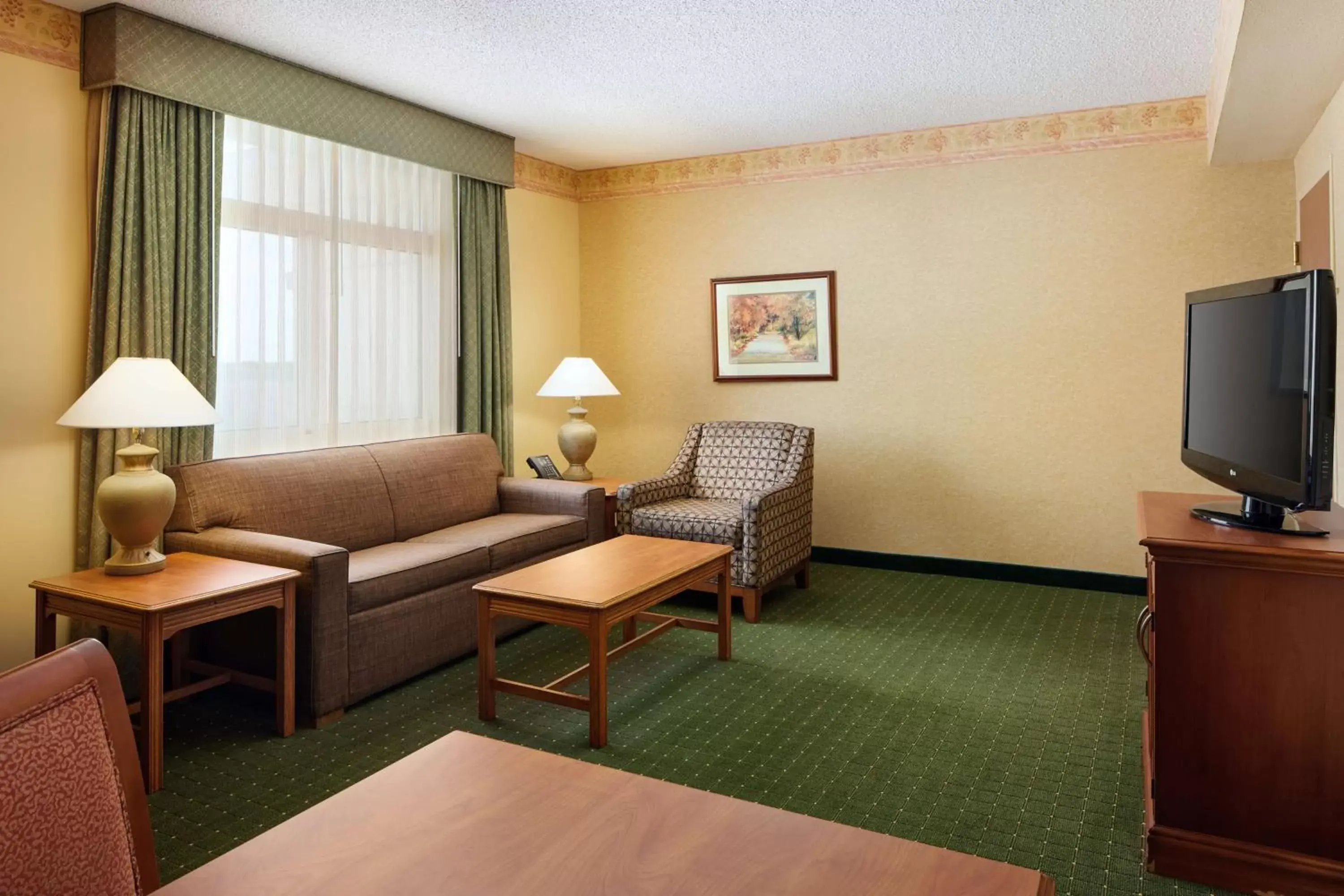 Living room, Seating Area in Embassy Suites North Charleston Airport Hotel Convention