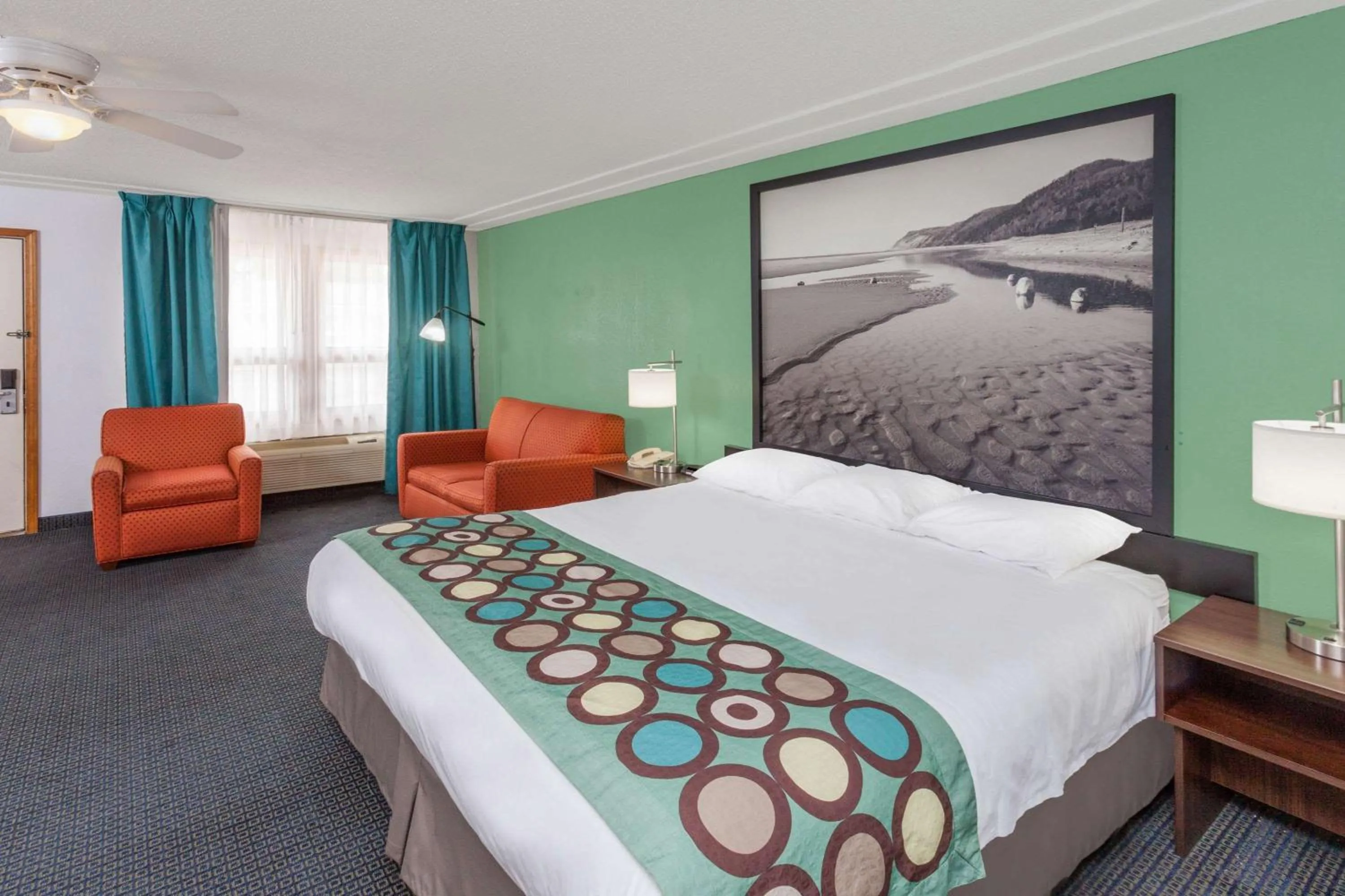 Photo of the whole room in Super 8 by Wyndham Stevensville St Joseph