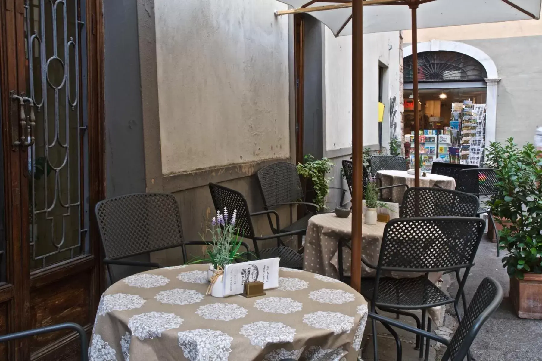 Patio, Restaurant/Places to Eat in Hotel La Luna