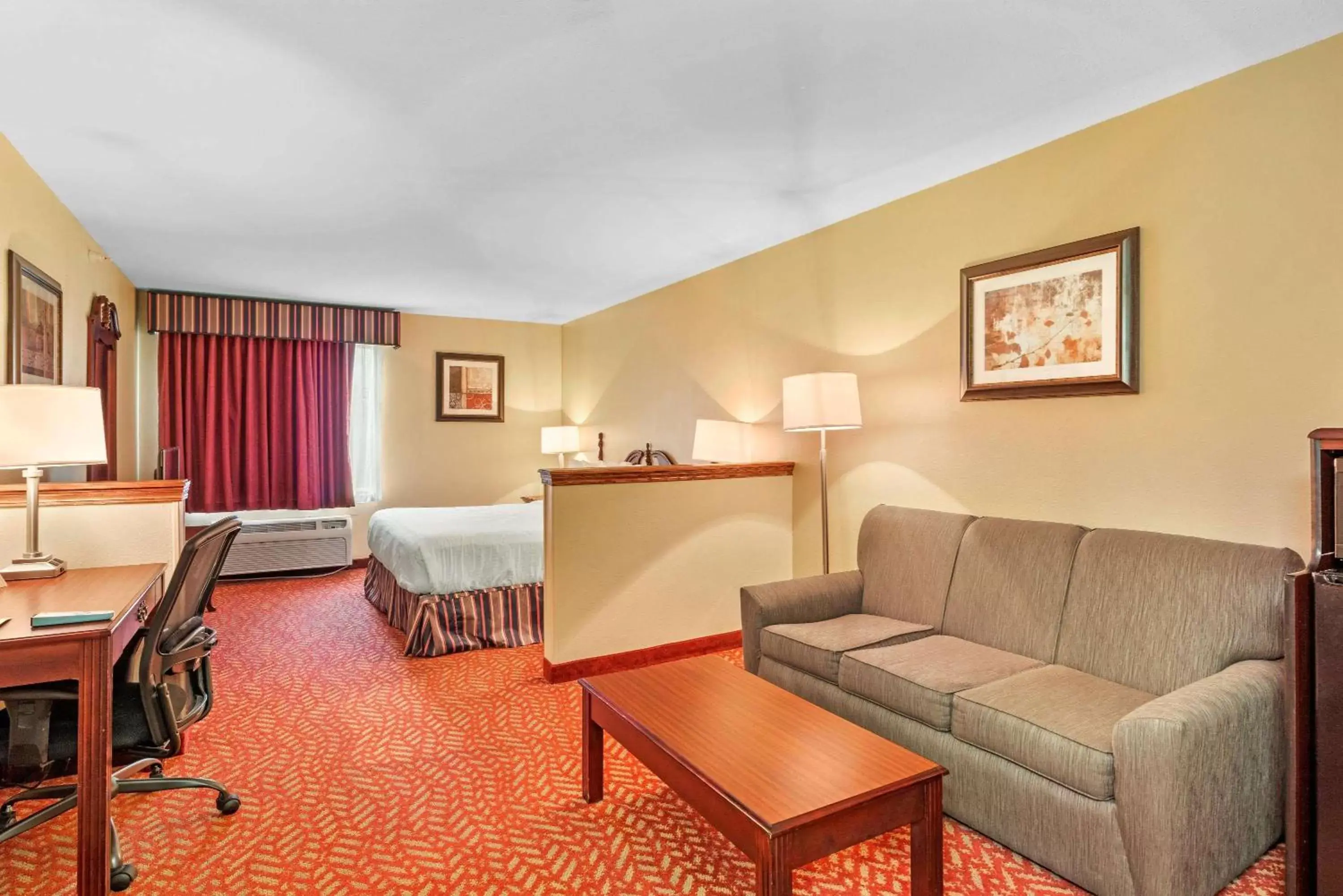 Bedroom, Seating Area in Best Western Clearlake Plaza