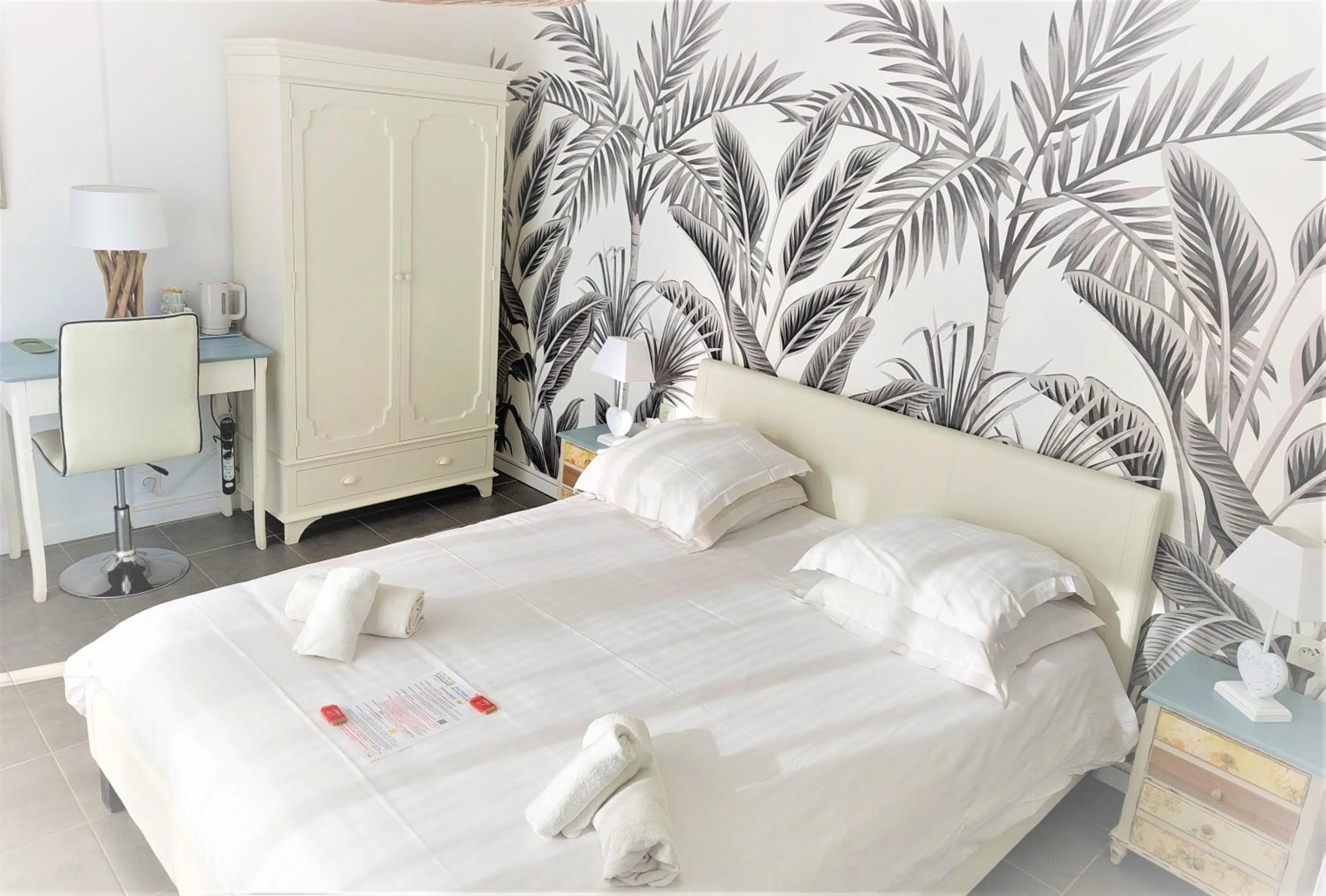 King Suite with Pool View in Hotel Les Jardins de Bormes