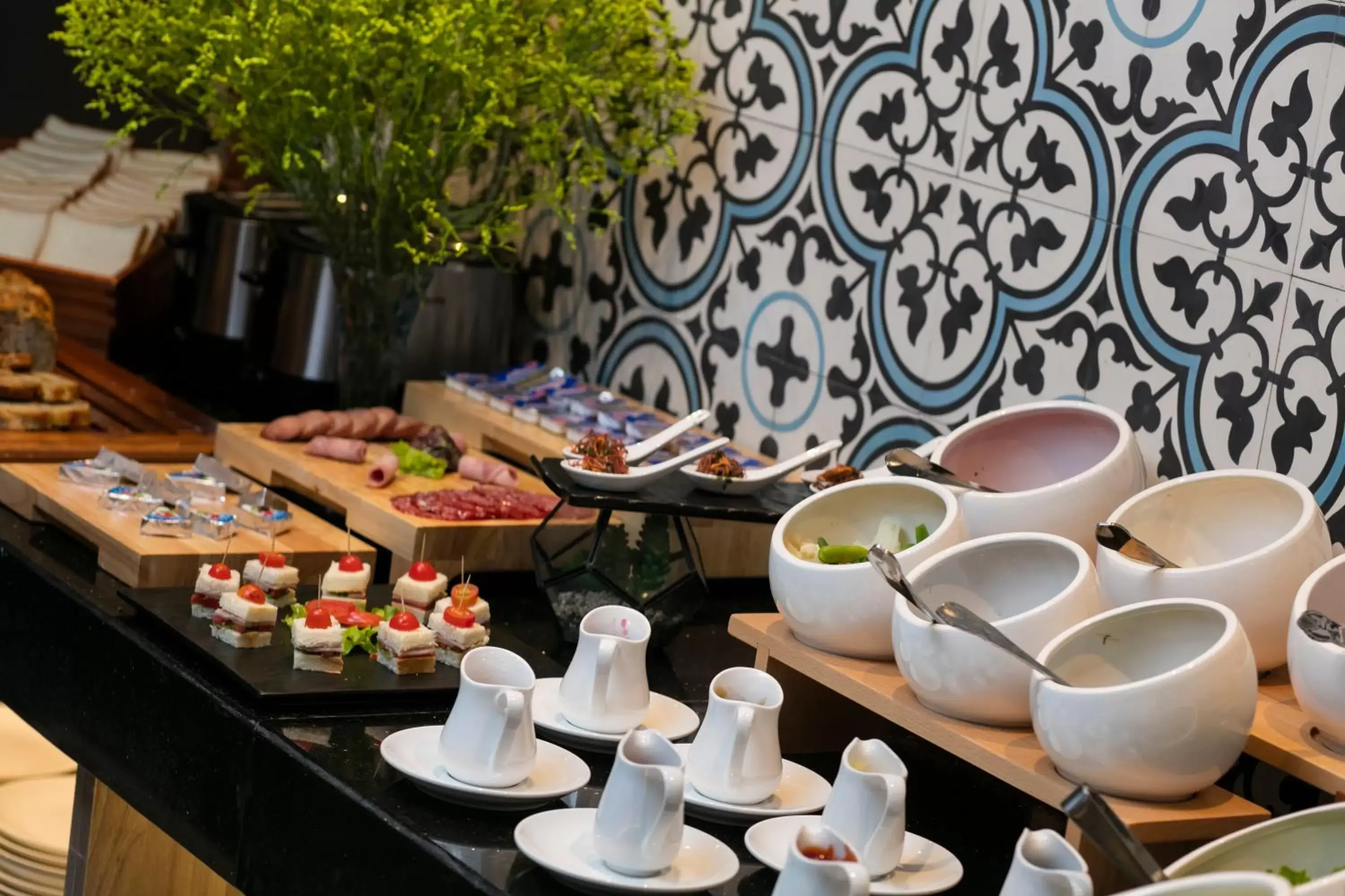 Restaurant/places to eat in Hanoi Allure Hotel