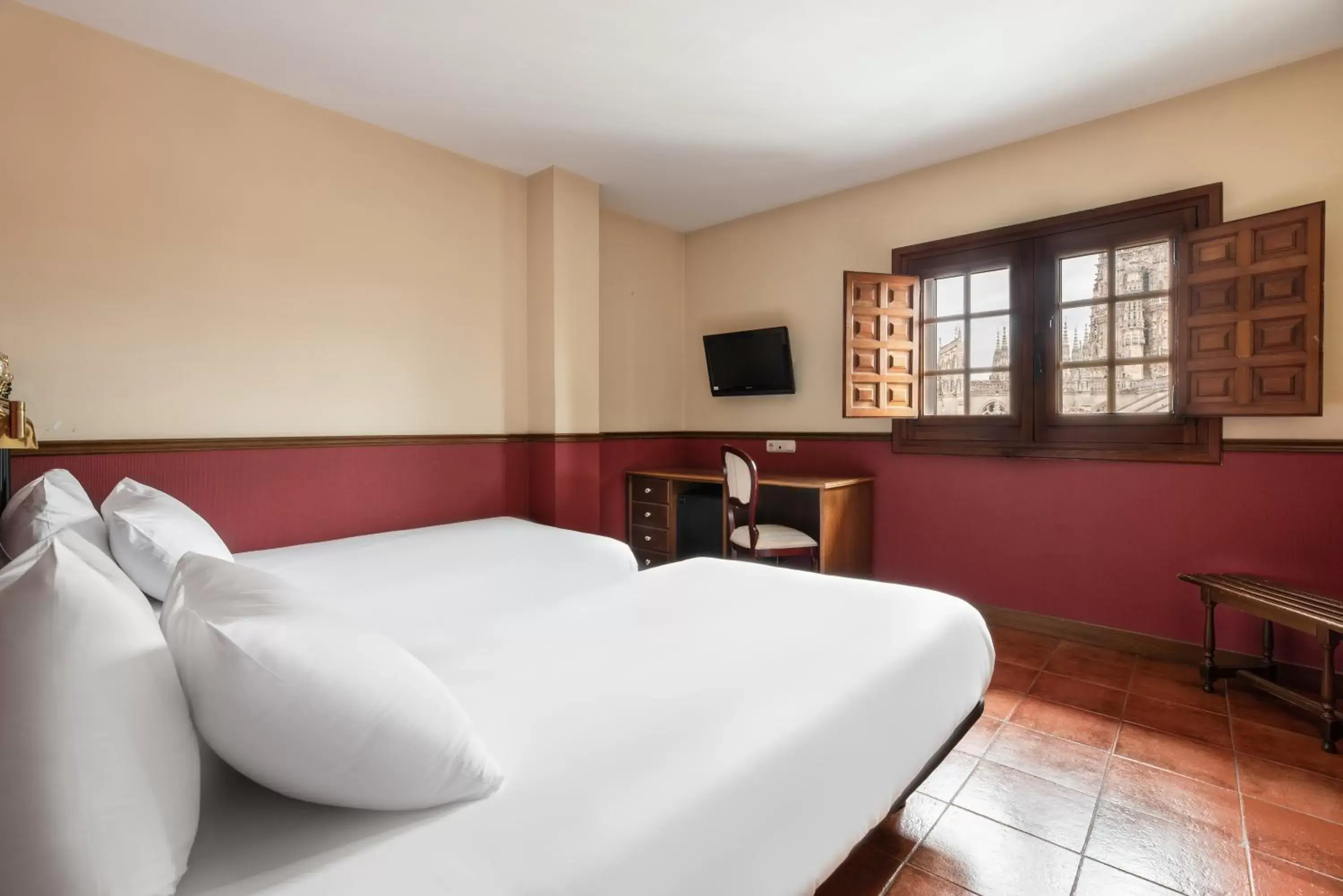 Photo of the whole room, Bed in Crisol Mesón del Cid