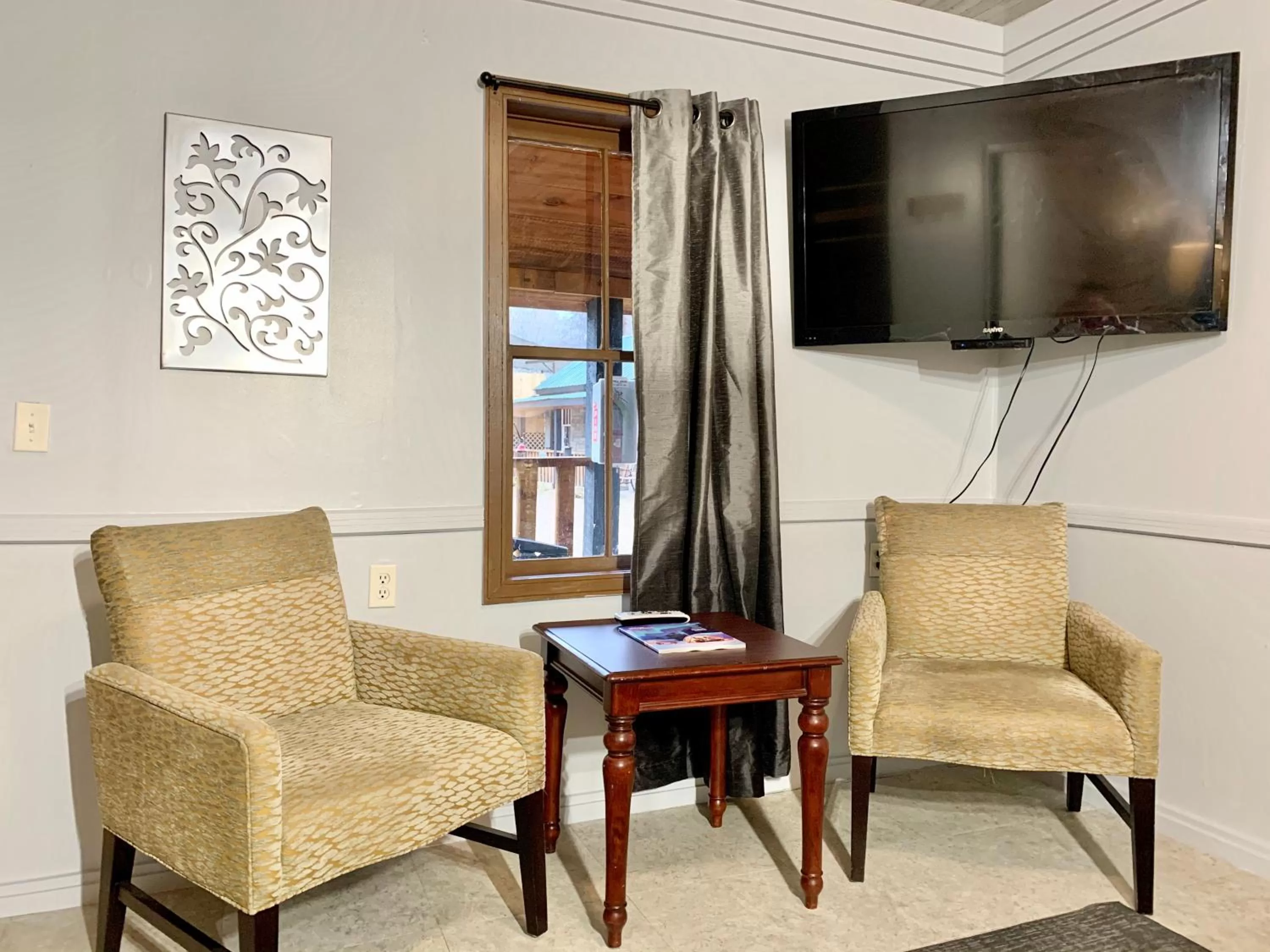 Communal lounge/ TV room in Spring Creek Hotel