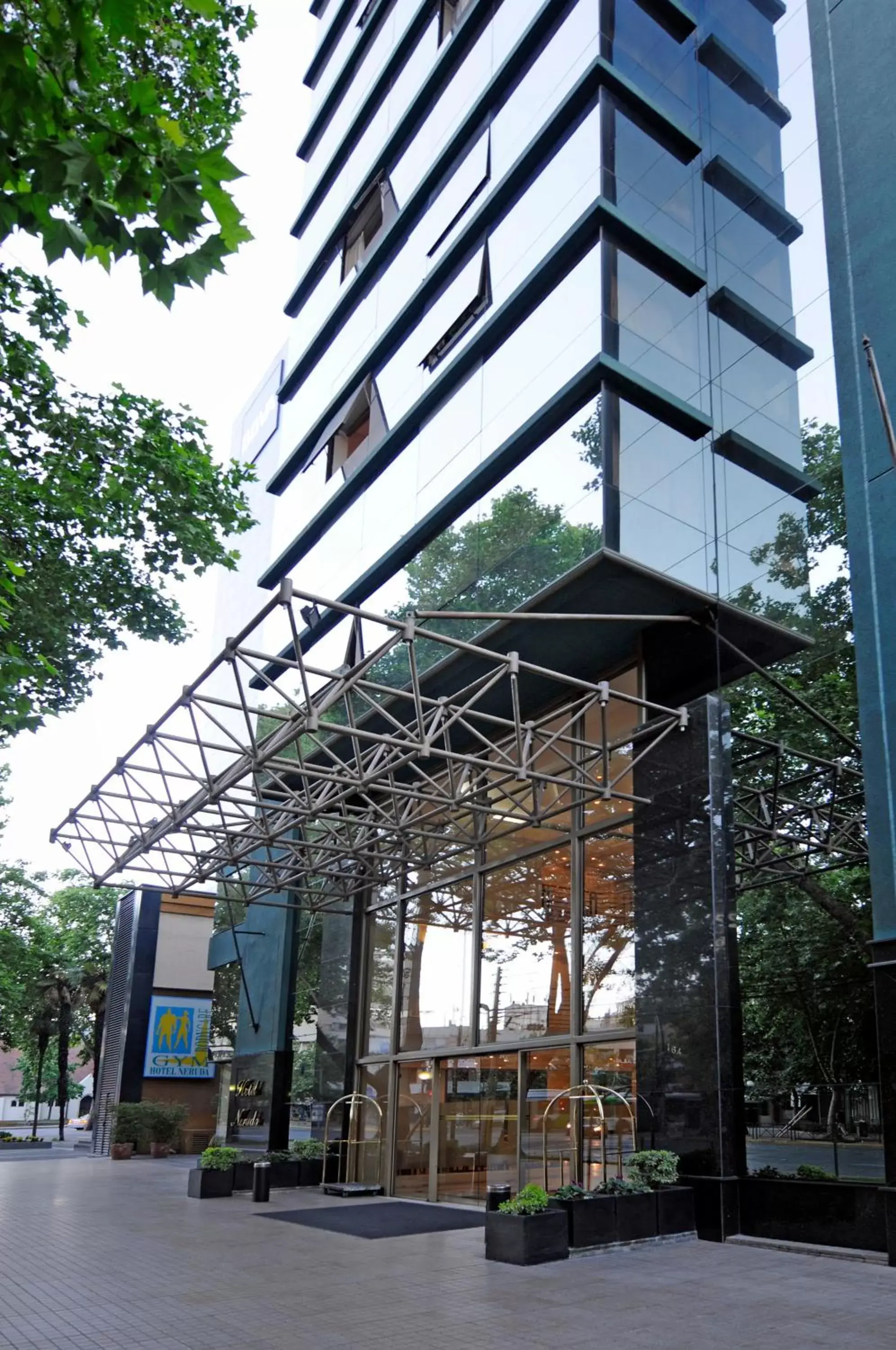 Facade/entrance in MR Apart Providencia (ex Apart Neruda) Facade/entrance in MR Apart Providencia (ex Apart Neruda)